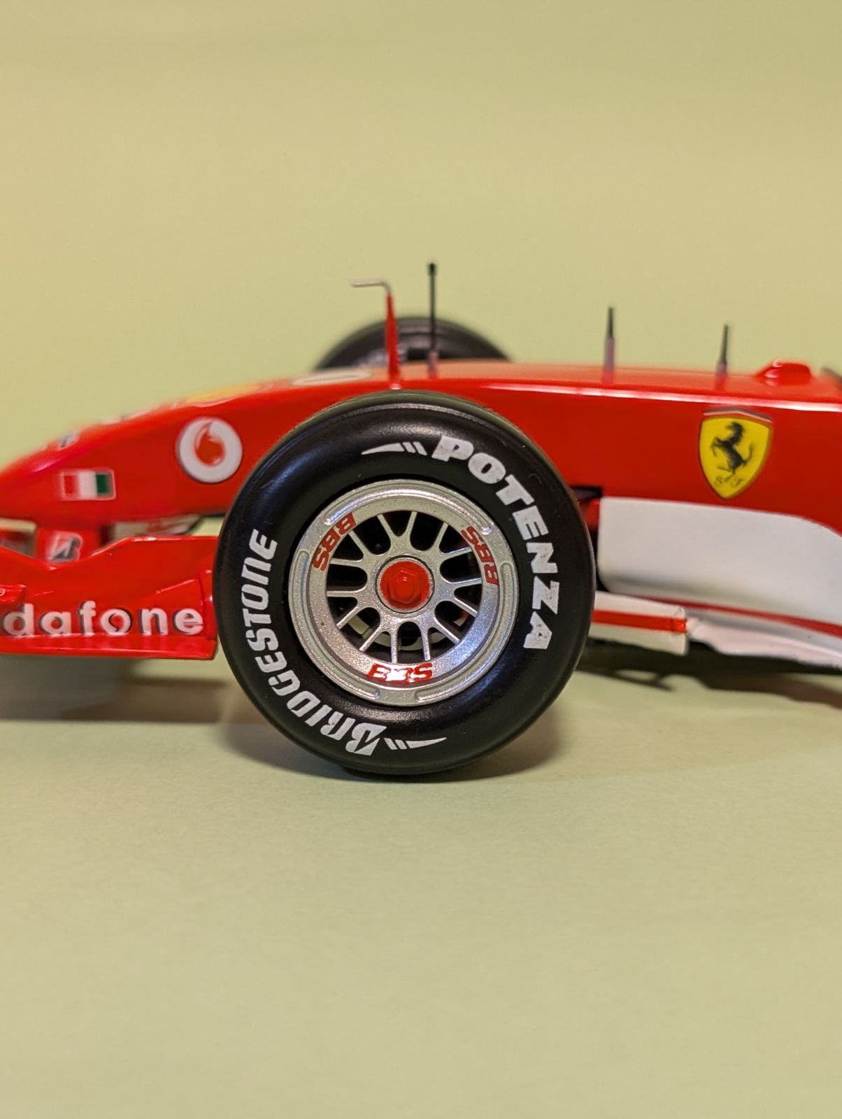 苦戦の1年…1/18 マテルフェラーリF2005 シューマッハ - メルカリ