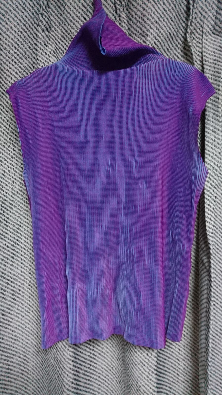 ISSEY MIYAKE プリーツ加工ハイネックトップス - メルカリ