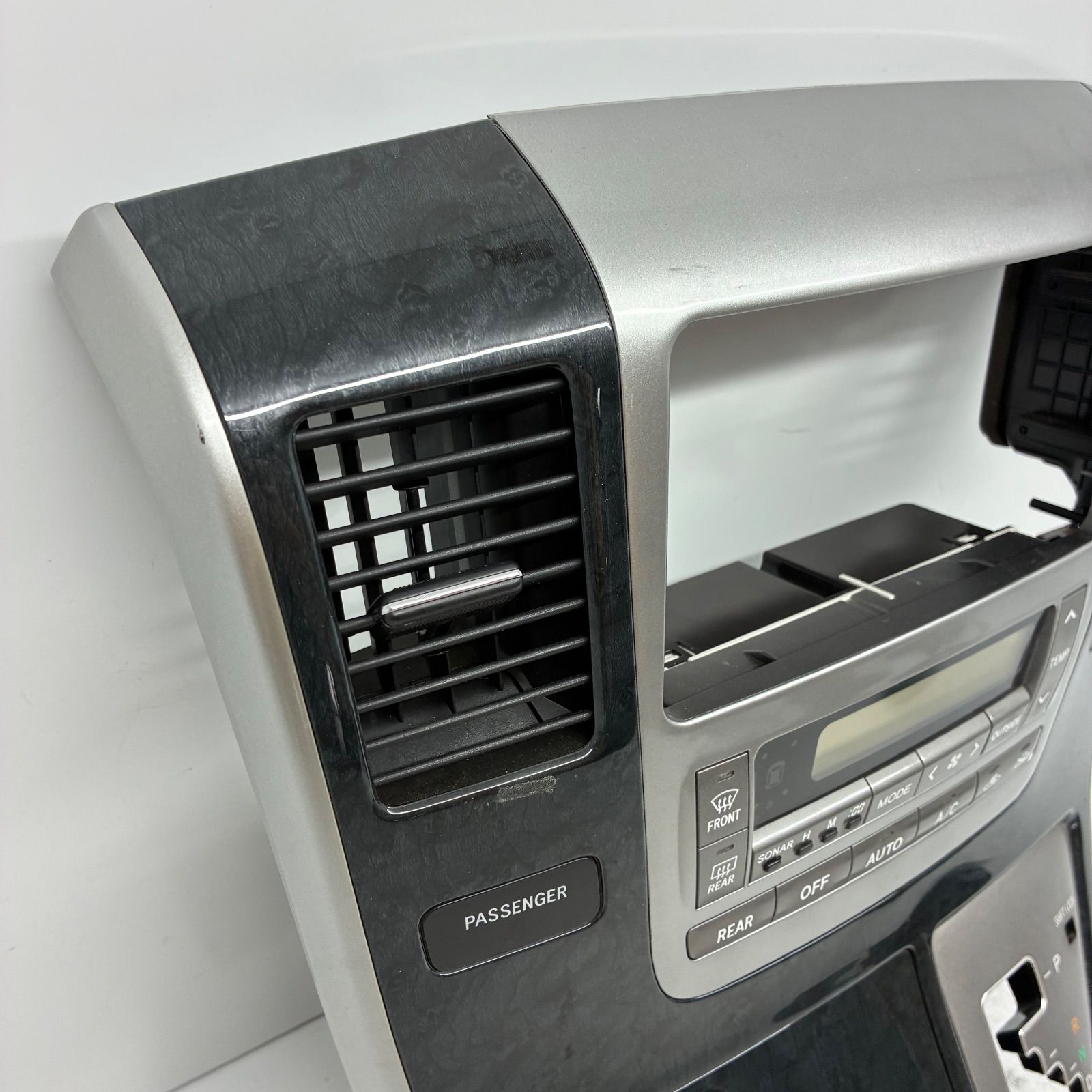 トヨタ 10系 アルファード 純正オーディオパネル    木目調　中古品 トヨタ 10系 アルファード 純正オーディオパネル 木目調中古品