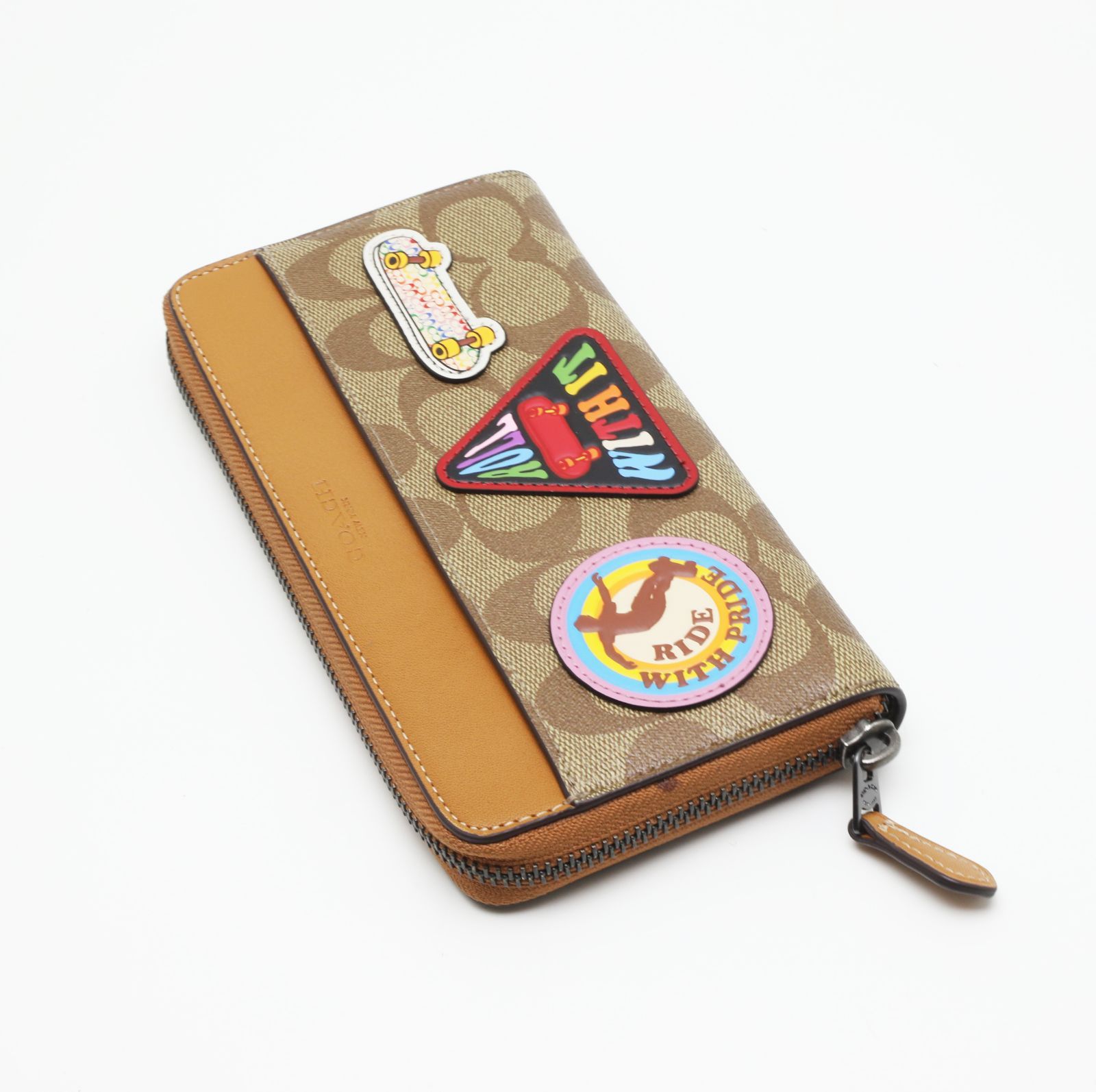 【ラッピング可】【公式】コーチ - アコーディオン ウォレット・シグネチャー キャンバス・パッチ - メンズ - カーキ マルチ ギフト プレゼント クリスマス