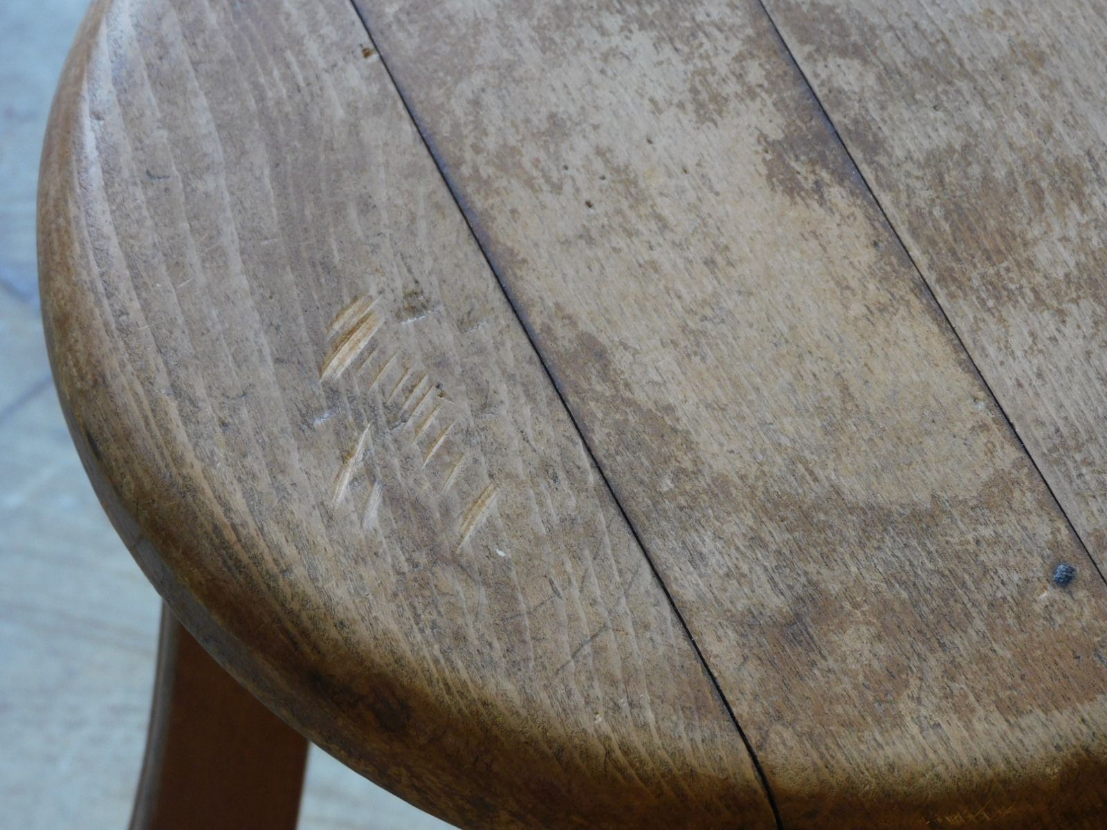 ふるい木味の丸椅子・スツール ⁄ 古道具 ブナ材 イス 無垢材 チェア ふるい