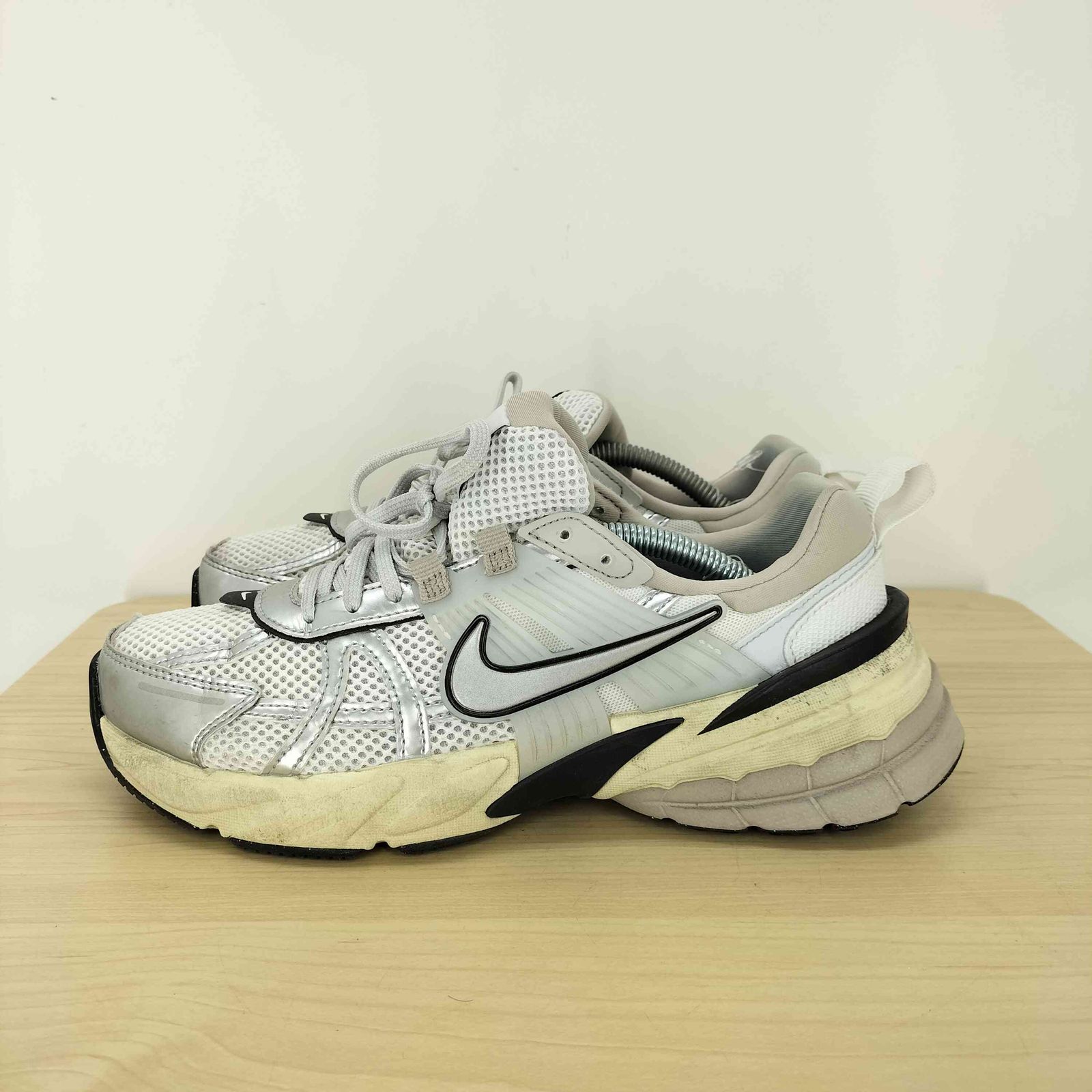 【大放出セール】 RUN V2K W NIKE ナイキ ローカットスニーカー 25.5 レディース シューズ
