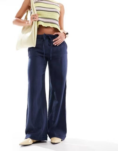 【送料無料】 プルアンドベアー レディース カジュアルパンツ ボトムス Pull&Bear textured crinkle wide leg pants in navy NAVY