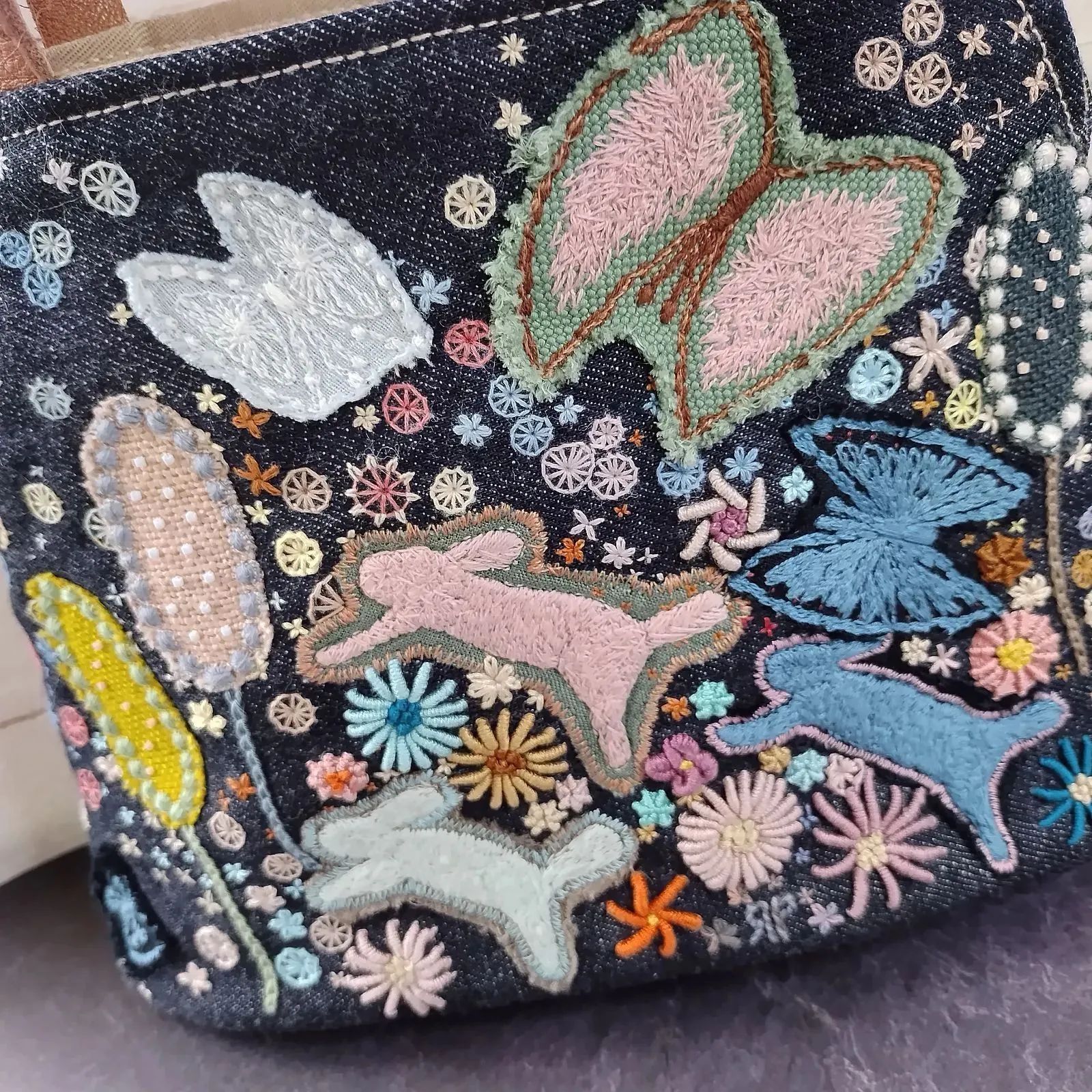 ハンドメイド バッグ 手刺繍 刺繍 可愛い アート 大人 女の子 おしゃれ うさぎ 花 蝶々 レース flower ミナペルホネン デニム プレゼント  個性的 デザイン Handmade embroidery パッチワーク 特別 作品 一点もの - メルカリ