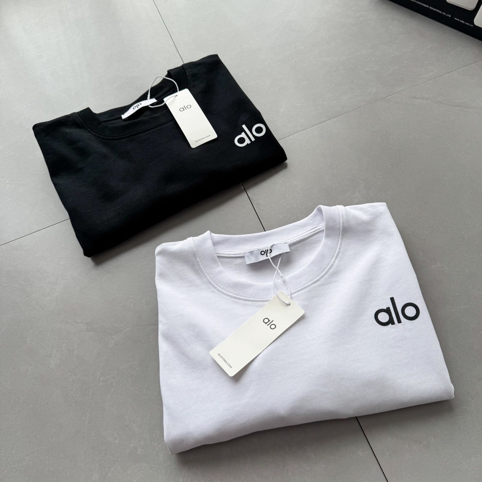 alo yoga M ホワイト クロップドTシャツ 柔らかい アローヨガ 未使用 新品未使用】ALO Yoga アローヨガ ロゴTシャツ ユニセックス