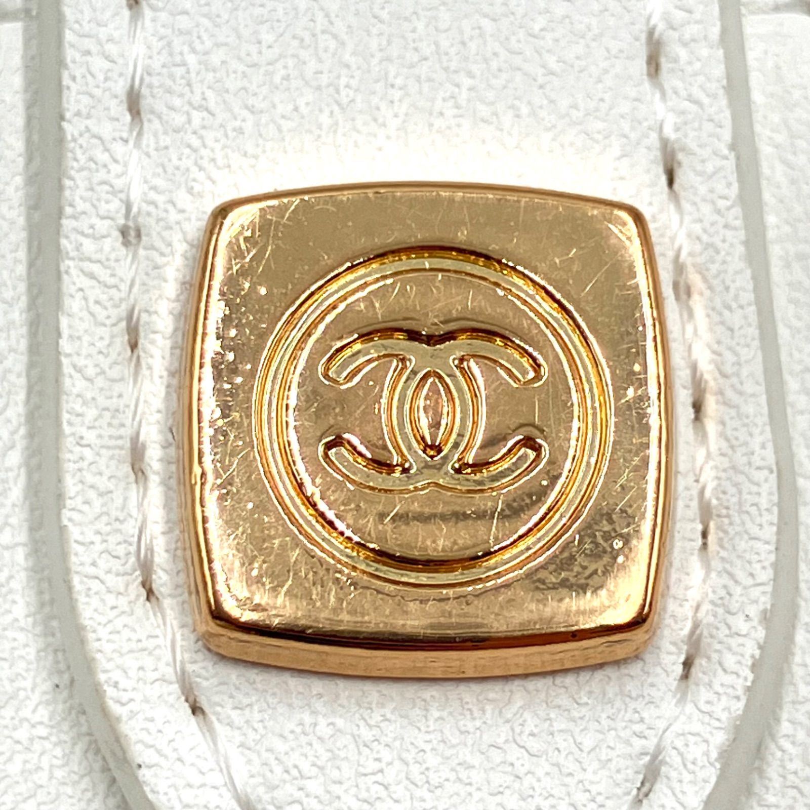 ✨美品✨CHANEL ココクラッシュVip チェーン付きポーチ ホワイト ✨新品✨CHANEL ココクラッシュVip チェーン付きポーチ ホワイト