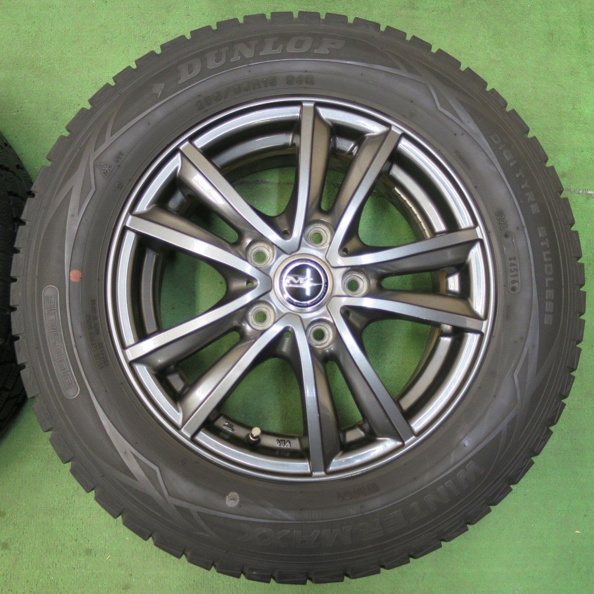DUNLOP 225/60R18 24年製　冬タイヤ　バリ溝 DUNLOP 225⁄60R18 24年製冬タイヤバリ溝