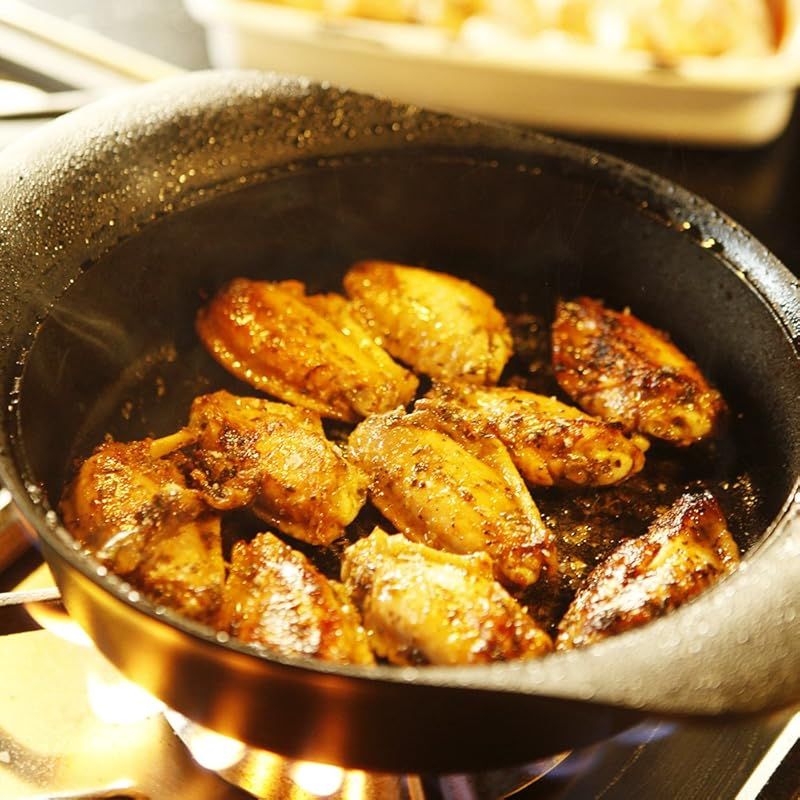 シンプルなデザインと高い実用性を兼ね備えた南部鉄器浅型鉄鍋 ステンレス蓋付