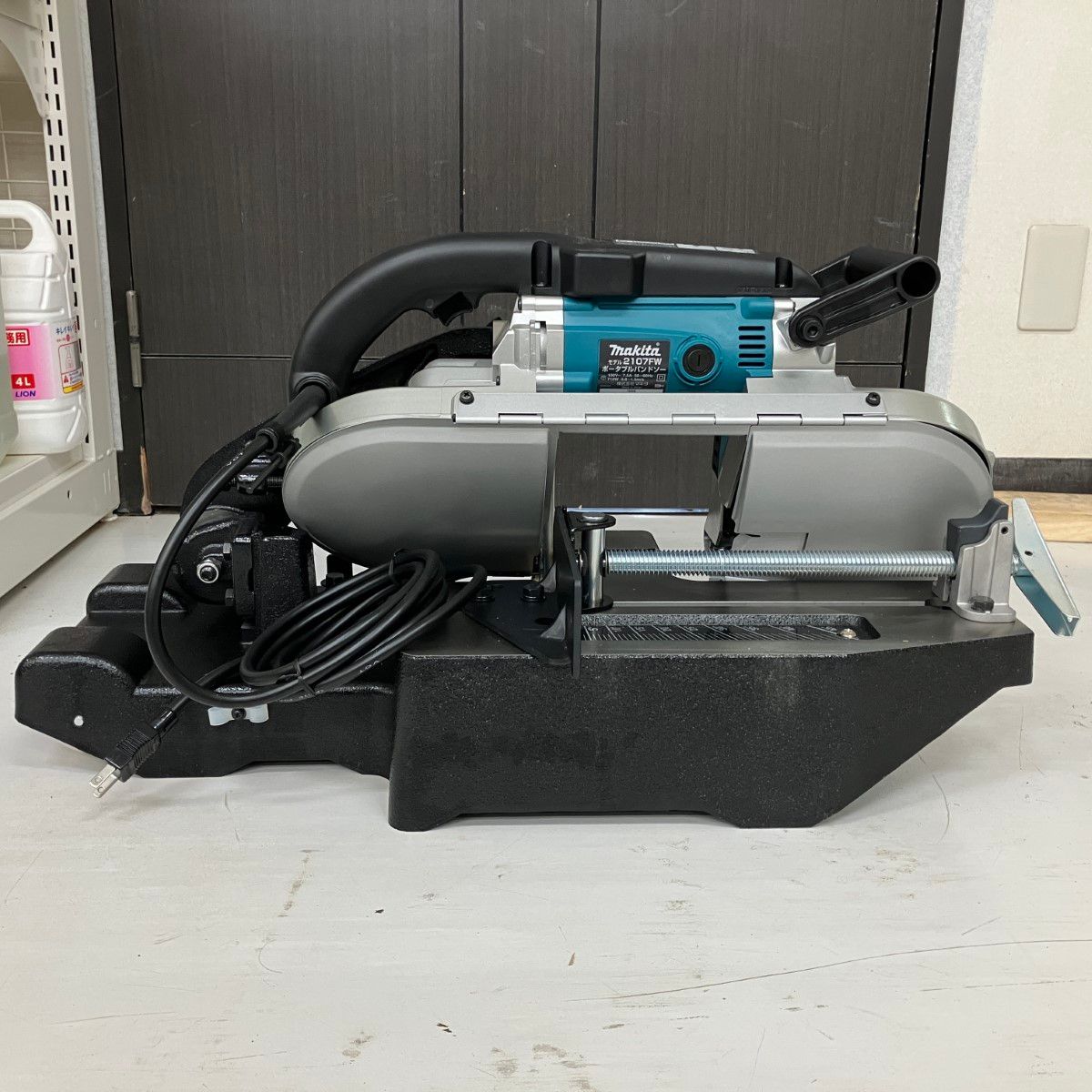 ЗЗMAKITA マキタ 100v バンドソー コンタテーブル付 2107FW ブルー