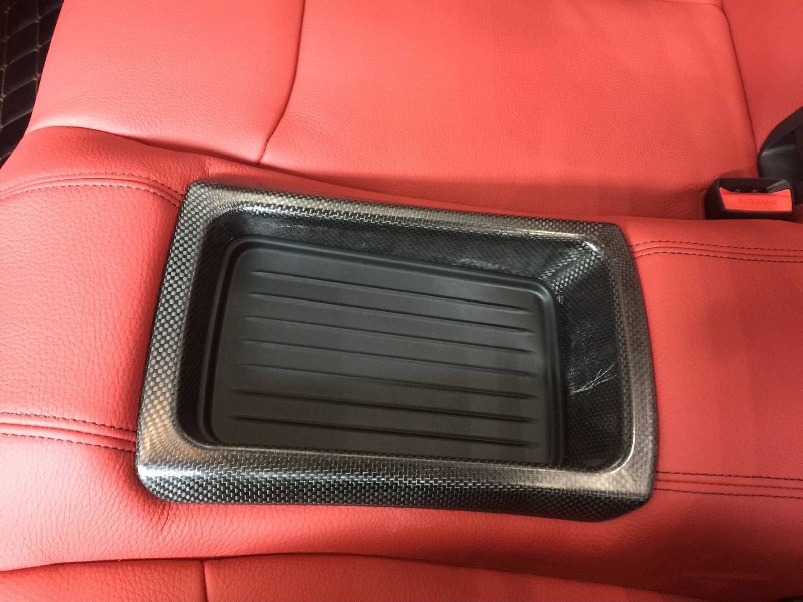 BMW F80 M3 F82 F83 M4 カーボンファイバー製後部座席収納ボックス外枠 備品パネル 感アップ 車内インテリア向上