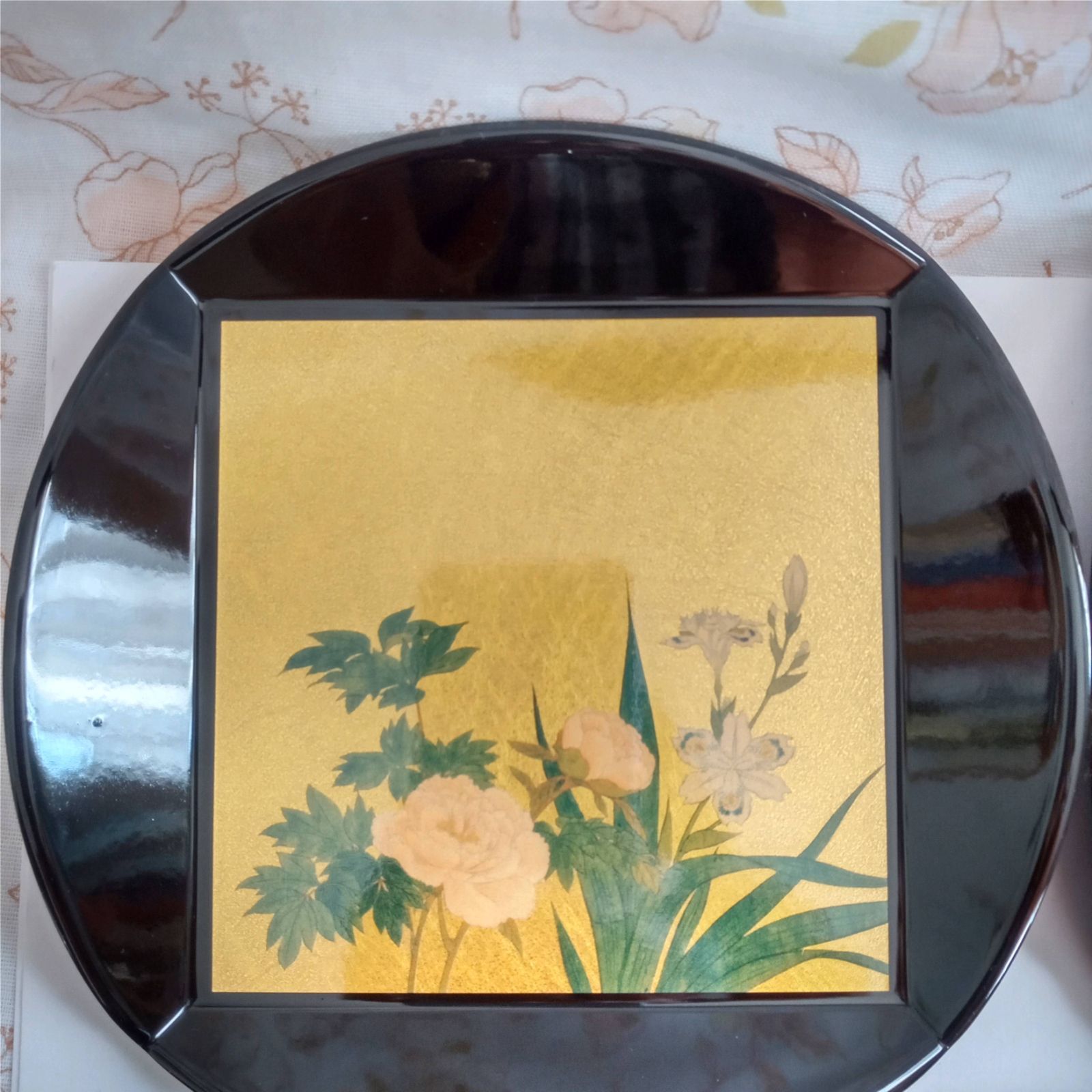 金箔の七宝焼　花模様の黒い皿 金箔の七宝焼 花模様の黒い皿 （金箔の七宝焼 花模様の黒い皿