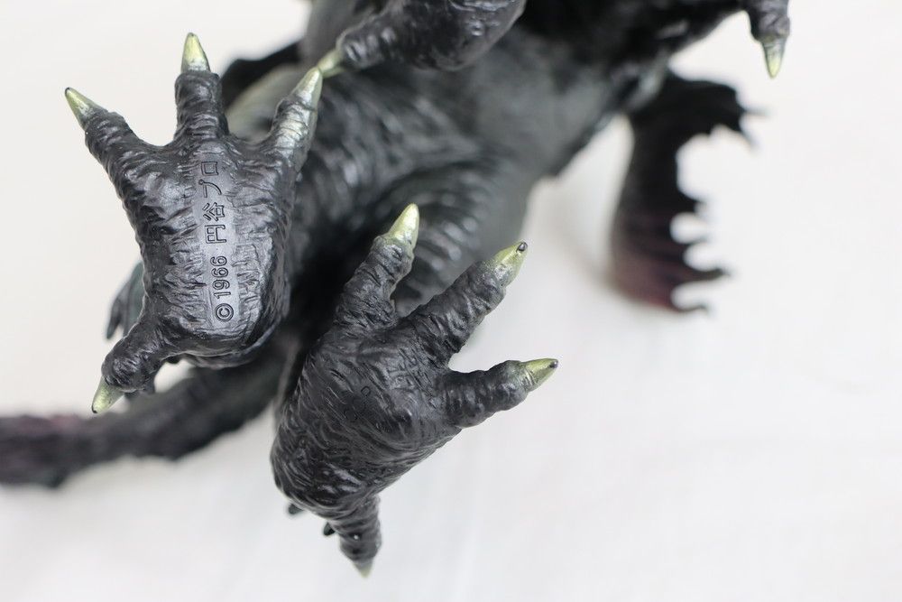 ドドンゴ　CCP メタリックグリーンブラック　ソフビ ◇CCP 1/6特撮シリーズ EX ドドンゴ ブラックVer. ソフビ - メルカリ