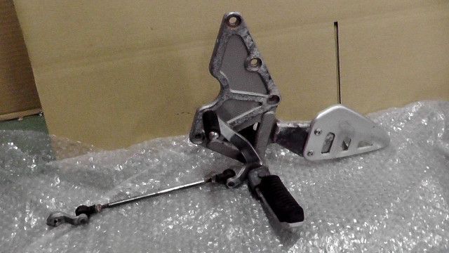 バンディット250 GJ74A の ステップ 右 ブレーキ *1602469842 中古