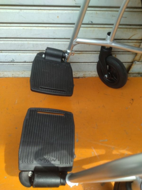 送料無料 一部地域を除く レッグサポートなし 日進医療器 介助式車椅子ウルトラ NAH-U1 KM-25-0910-07