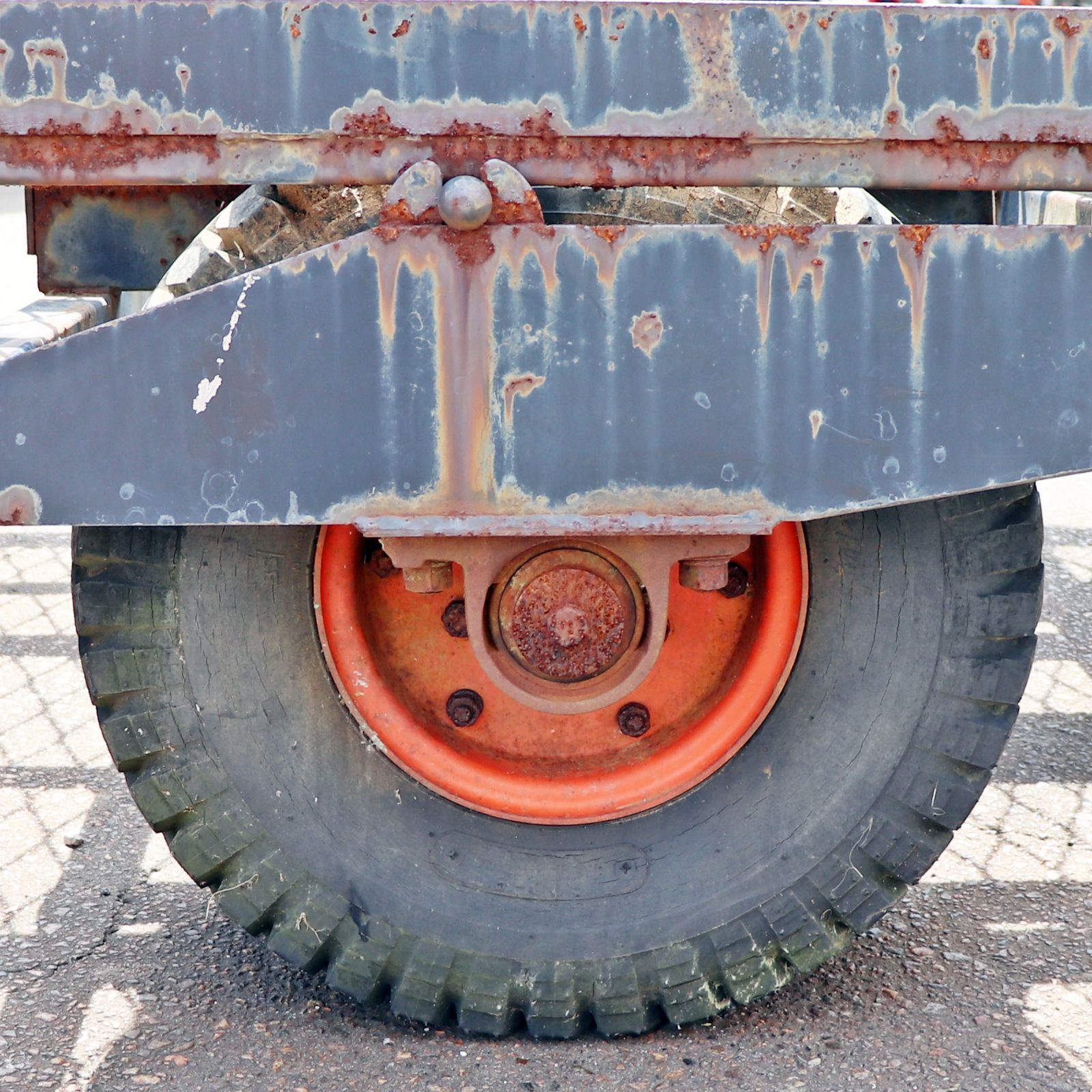 長岡市 冨士トレーラー 型式不明 ダブルタイヤ 油圧シーソー 1輪エア