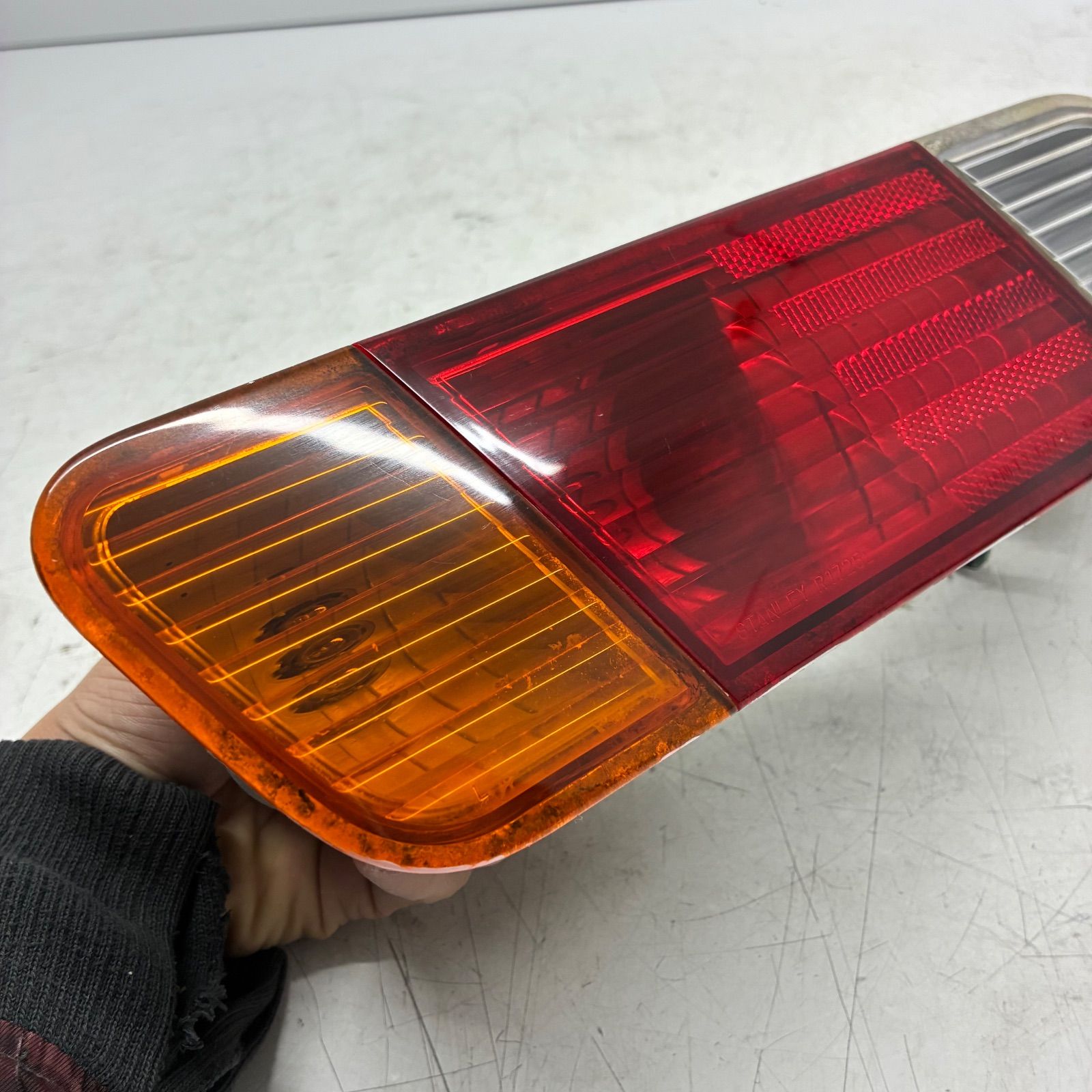 U61T U71T ミニキャブ クリッパー 左右テールランプ純正 送料込み三菱 U61T U62T ミニキャブ トラック 純正 左 テールランプ テールライト 日産 クリッパー U71T U72T  スタンレーP5729