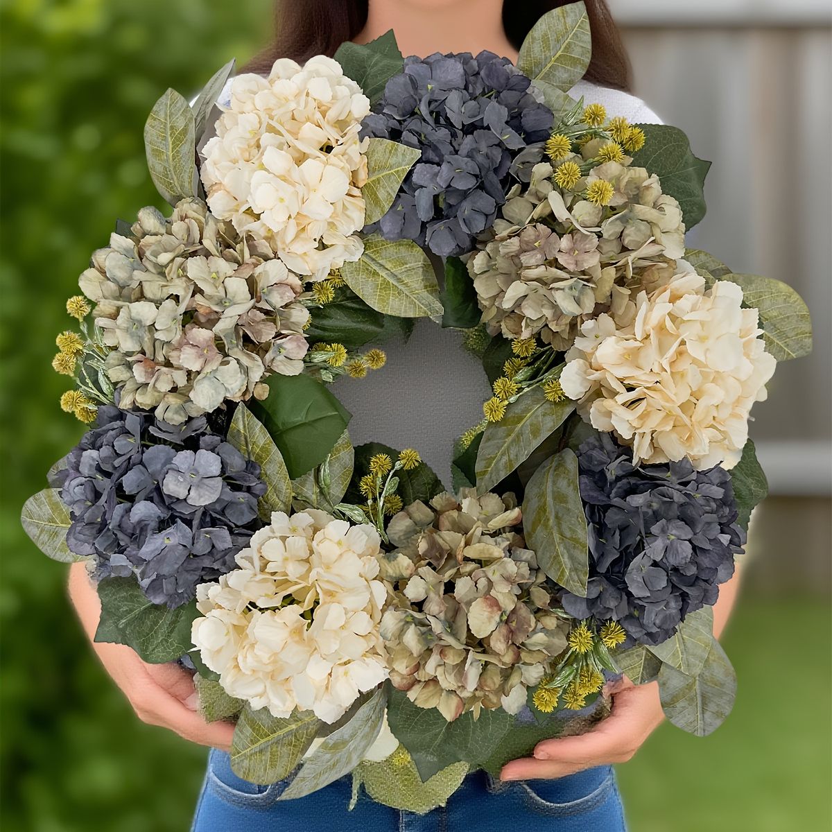 ボタニカルデザイン 24インチ ディープブルー アジサイリース 円形ハンガー付 - リアルタッチ ボヘミアン風 ガーランド 秋の玄関ドア|屋外装飾 ファームハウス|ウェディング|インテリアに