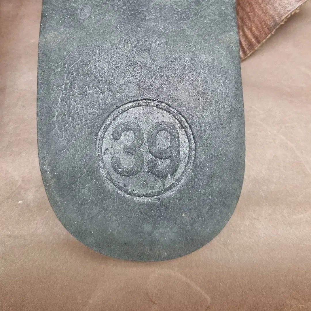 39 250_