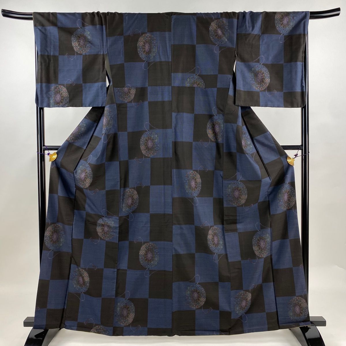 大島紬 身丈165cm 裄丈68.5cm L 袷 純泥染 証紙 鏡裏文 変わり市松