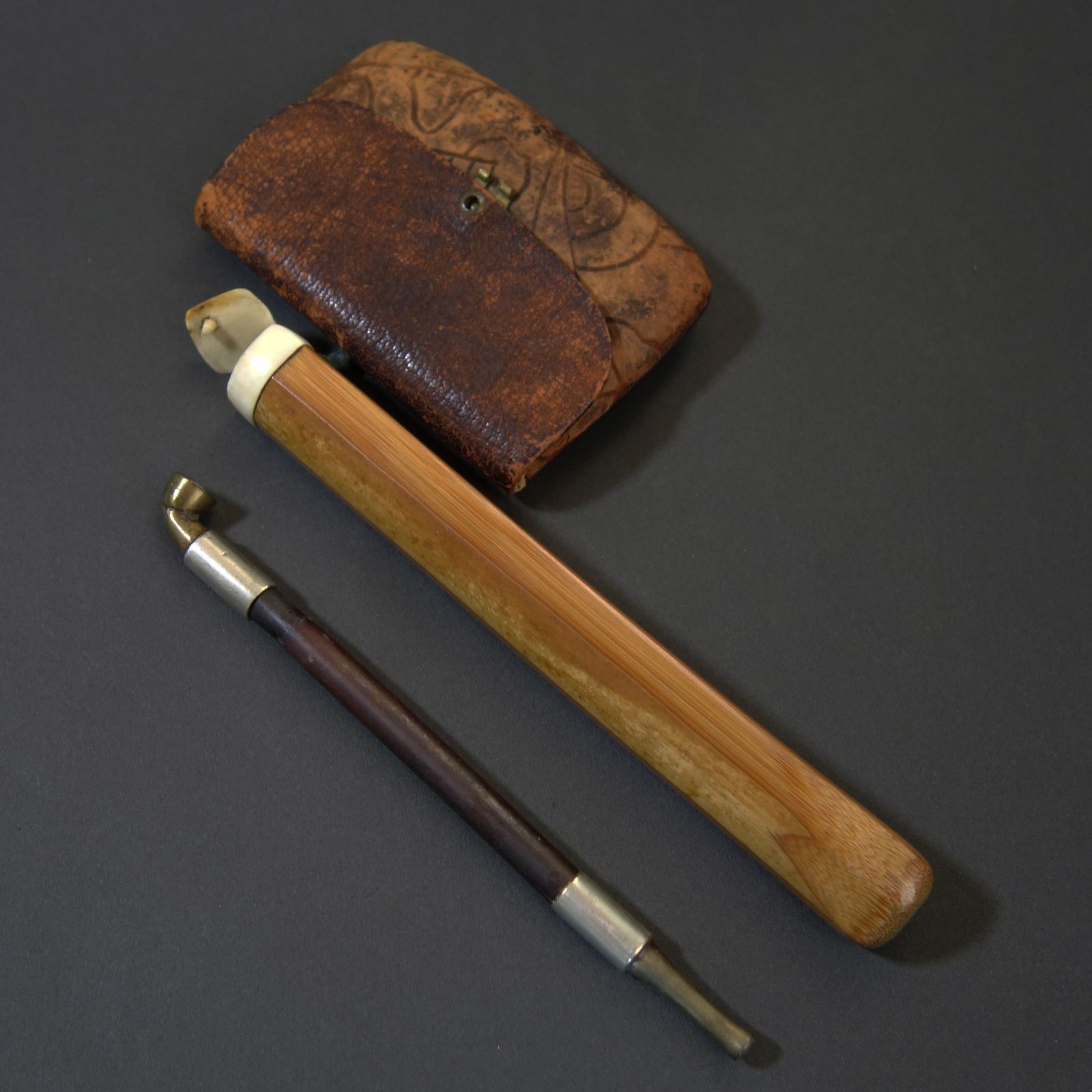 時代物 煙管 煙草入 煙管筒 金口 細工 彫刻 一式 骨董 アンティーク 時代物 煙管 煙草入 煙管筒 金口 細工 彫刻 一式 骨董
