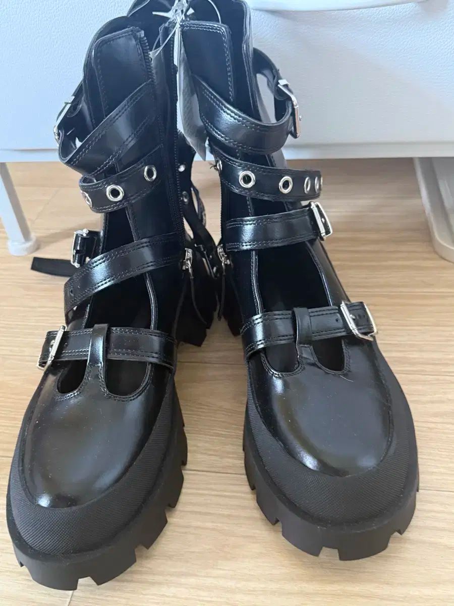 ZARA(ザラ) バックル アンクルブーツ