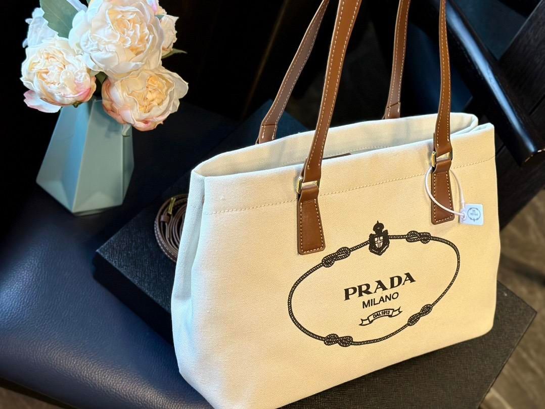 PRADAプラダの通勤必須のキャンバスショルダーバッグ