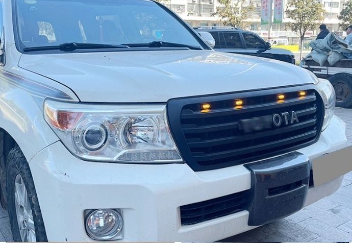 トヨタ ランドクルーザー200系 2007-2015年 前期中期 LED付き フロントグリル フロントガーニッシュ外装カスタム TOYOTAロゴ付き
