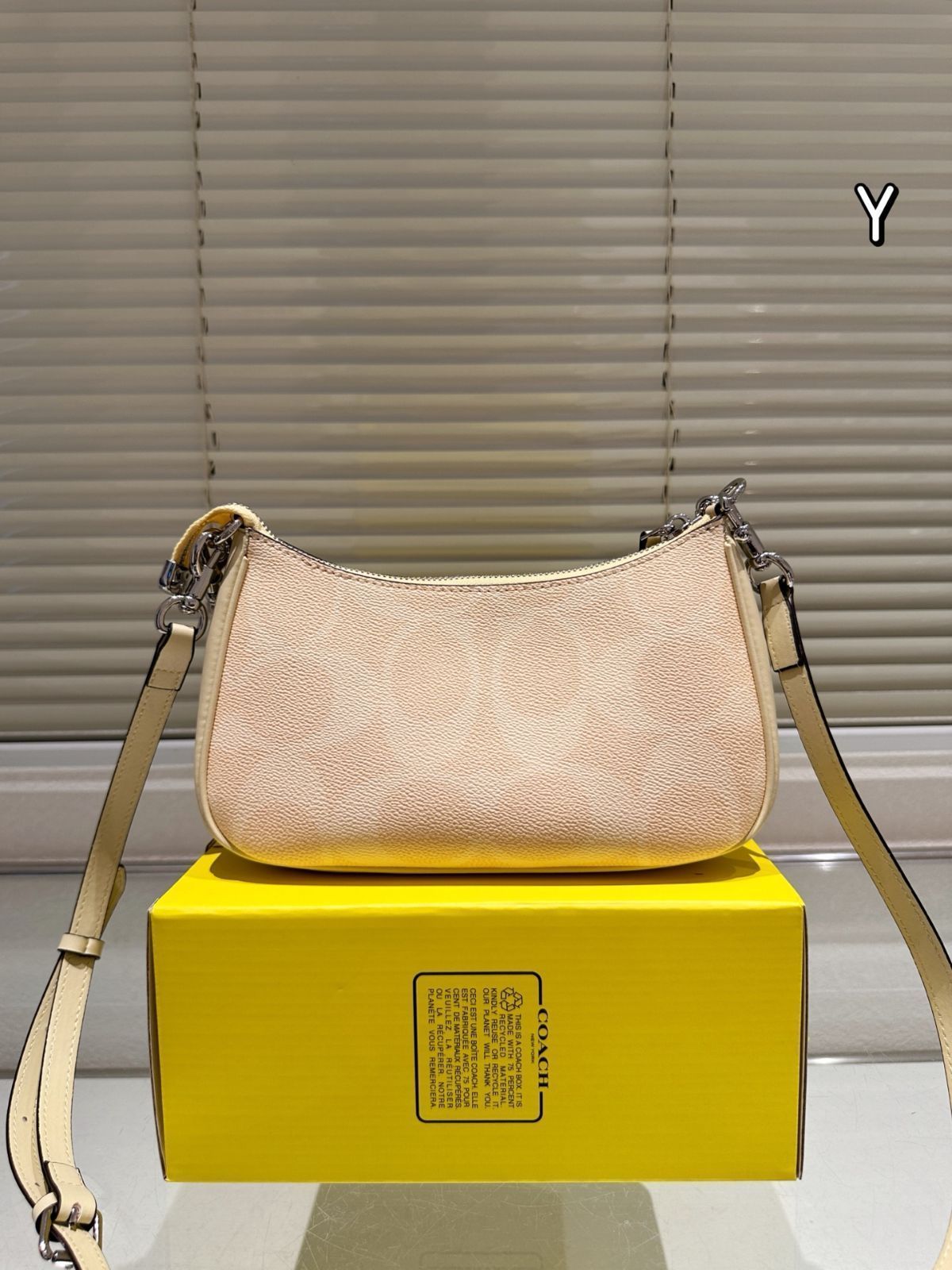 COACH TERI アンダーアーム ショルダーバッグ ホワイト 今日特価】COACH Teri ショルダーバッグ（アンダーアーム