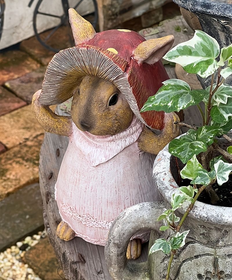 置物 オブジェ ガーデンオーナメント キノコの帽子を被っているウサギ