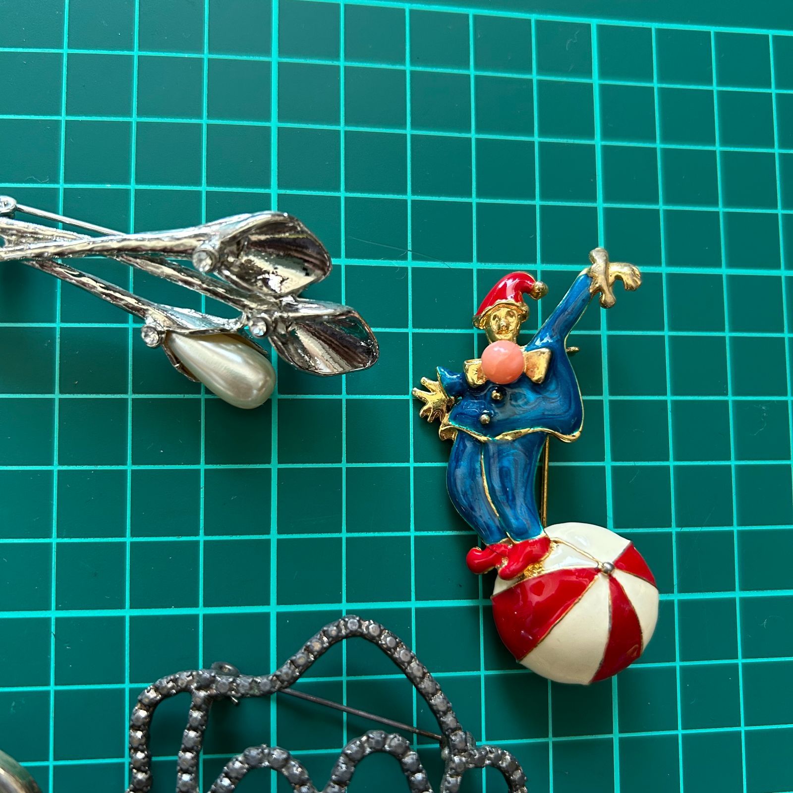 ヴィンテージ ブローチ とんぼ ピエロ ハートモチーフ バラ 花 ヴィンテージ ブローチ とんぼ ピエロ ハートモチーフ バラ 花