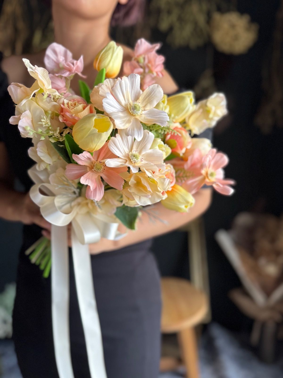 アウトレット サーモンピンクチューリップ×コスモスクラッチブーケ