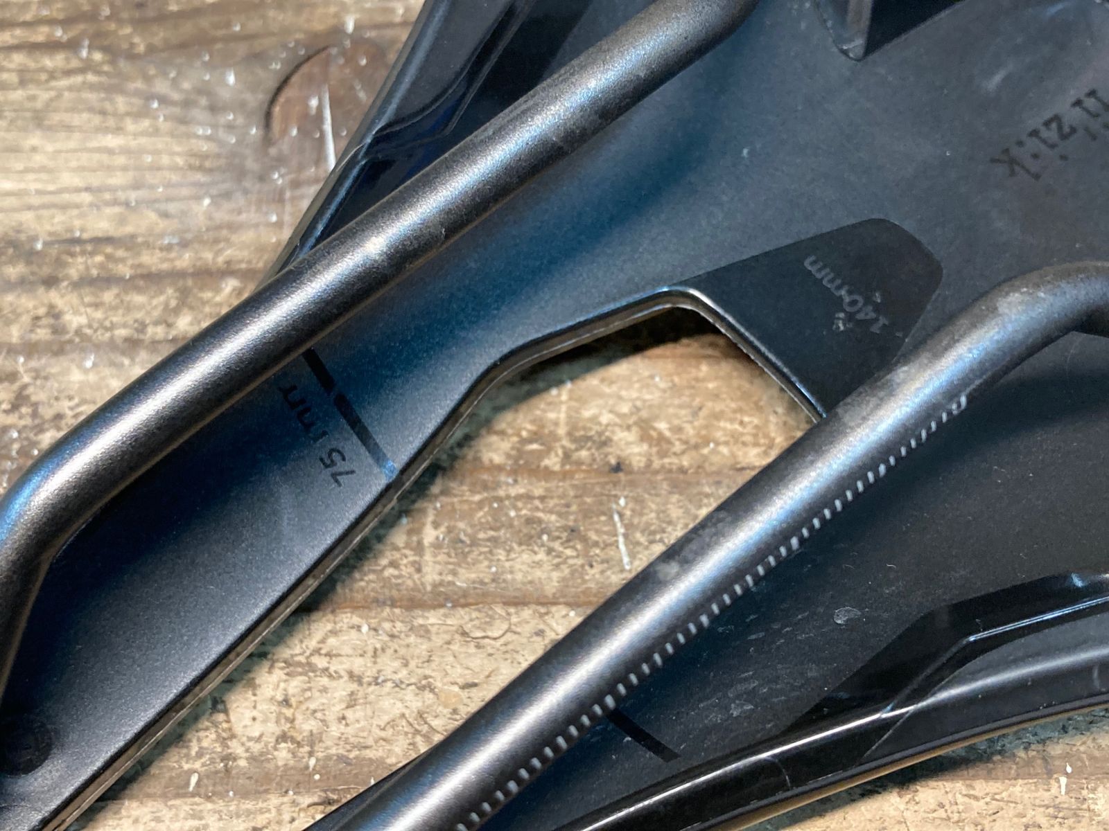 ☆fi'zi:k フィジーク ARGO TEMPO R3 サドル k:iumレール 美品