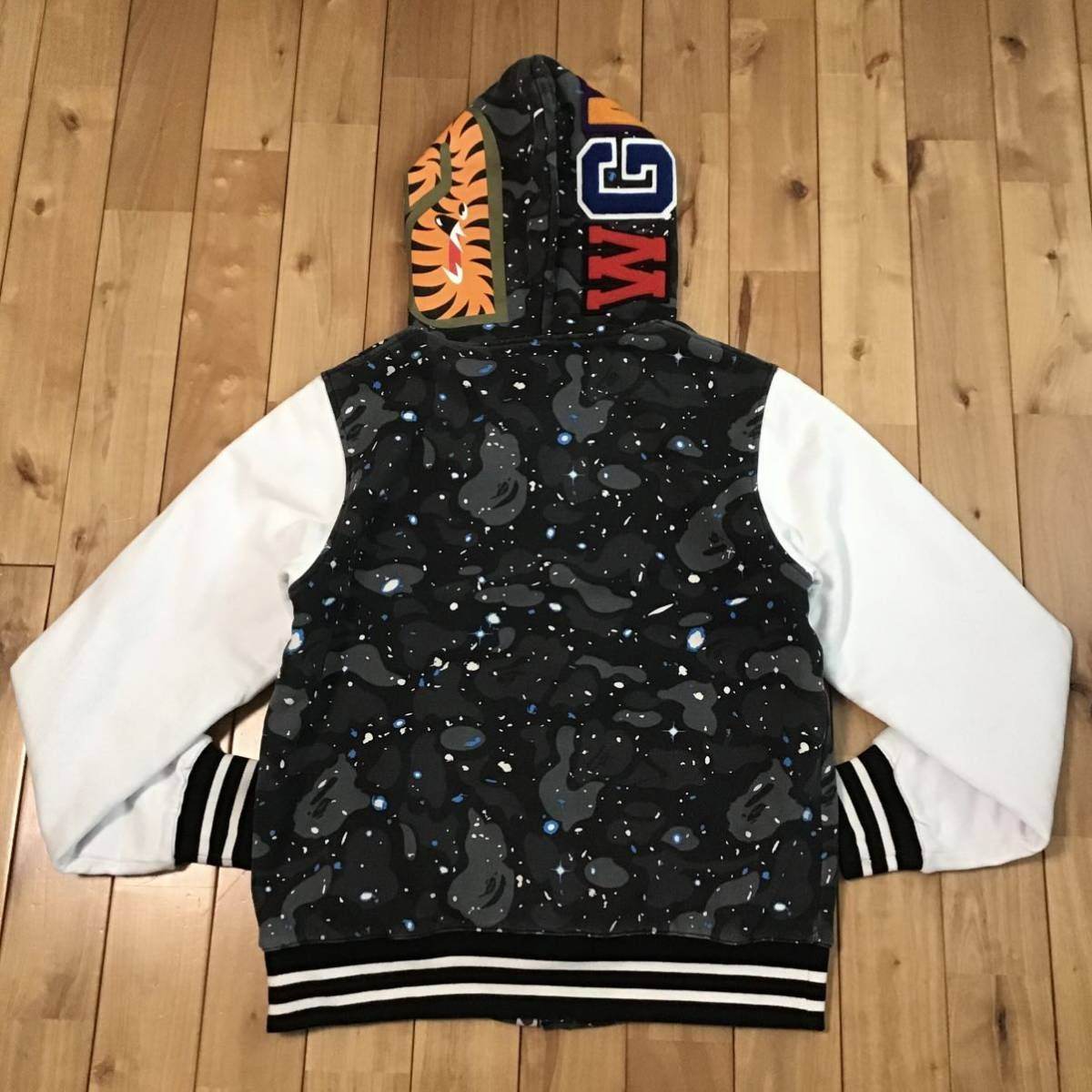 【テレビで話題】 camo Space ☆蓄光☆ シャーク Mサイズ スタジャン パーカー ジャケット・アウター