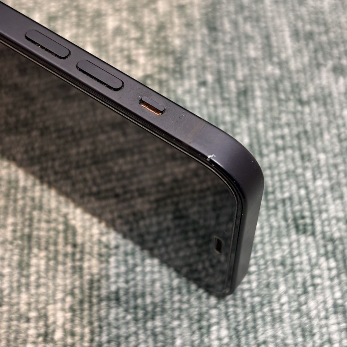 カメラに保護ガラス取付中