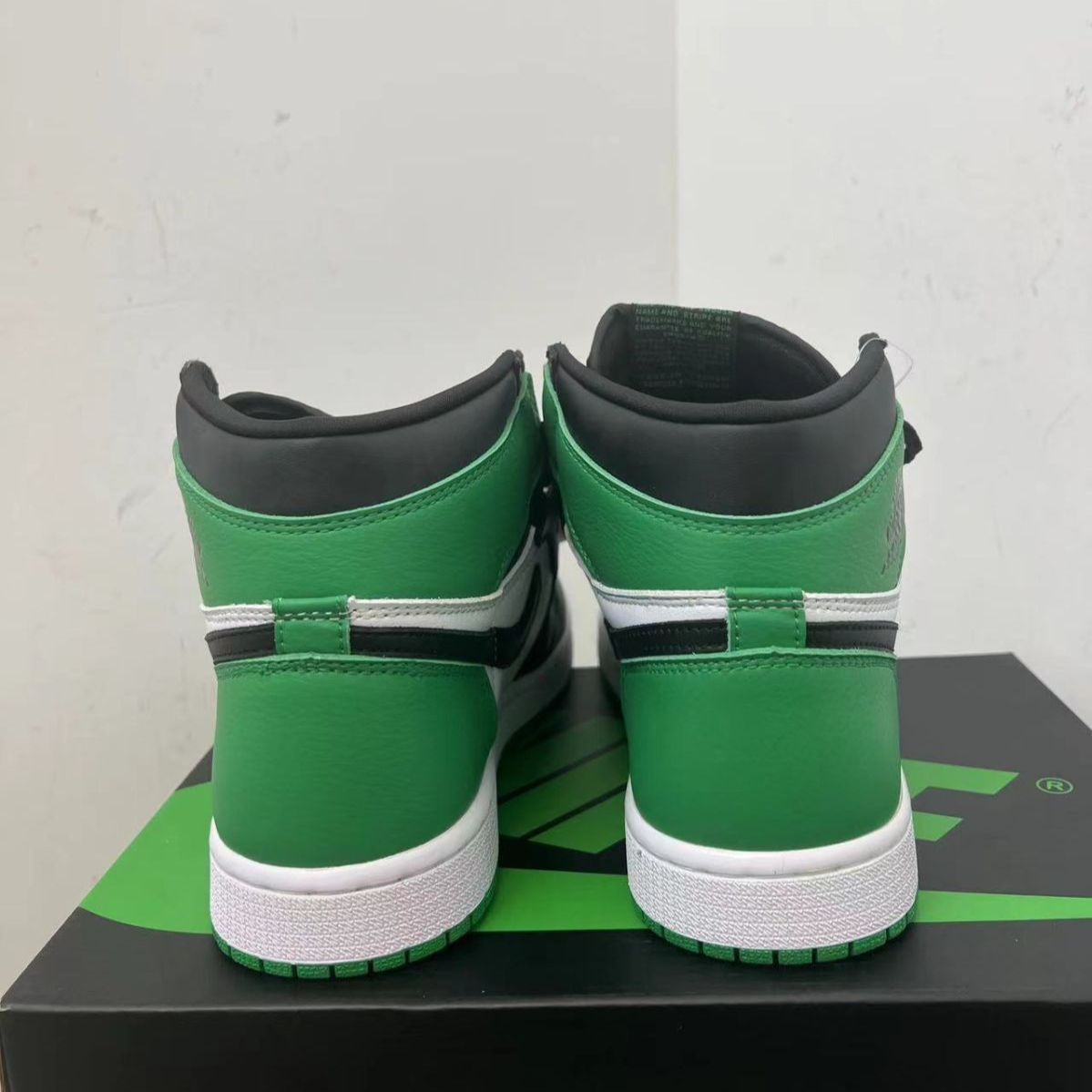 新品未使用 ナイキ Jordan Air Jordan 1 High OG Black and Lucky Green スニーカー