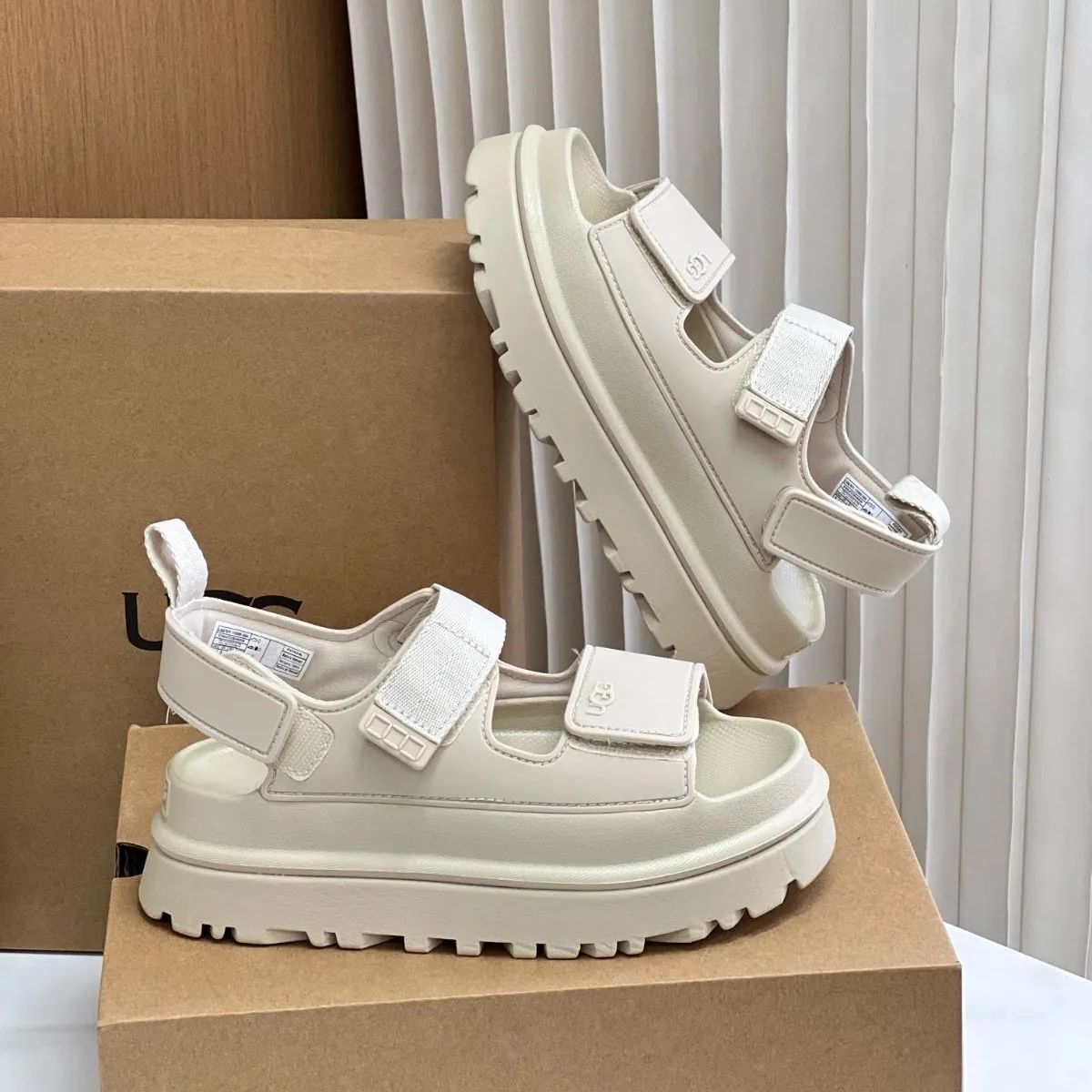 新品 UGG アグ 厚底サンダル ブルー×ホワイト ストラップサンダル 新品 UGG アグ 厚底ストラップサンダル ブルー×ホワイト - メルカリ