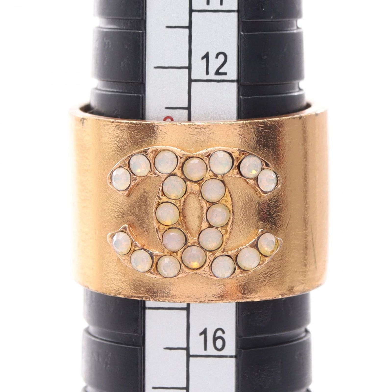 CHANEL ロゴ入りゴールドメッキリング　傷有り CHANEL シャネル ロゴ プレート ブローチ ゴールド メッキ