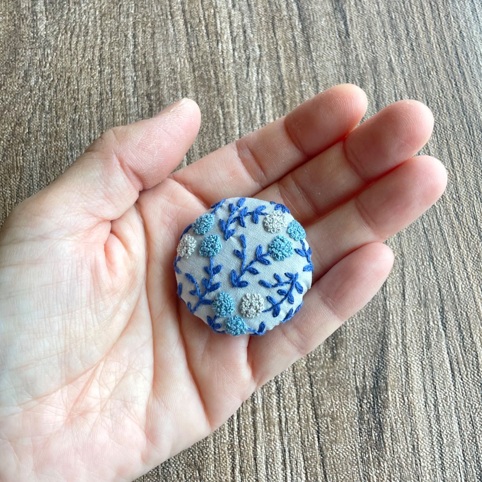 刺繍【ヘアゴム】【ポニーフック】【ブローチ】選べるパーツ no.83 - メルカリ