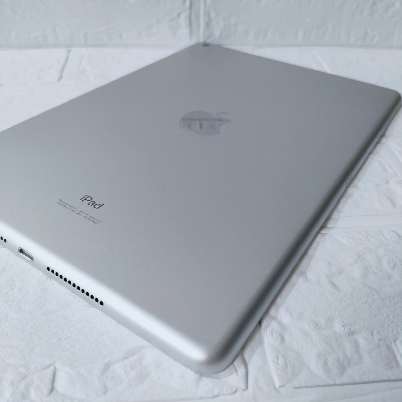 【美品】iPad 第8世代 32GB シルバー Amazon.co.jp: 【整備済み品】 Apple iPad (第8世代) Wi-Fi +