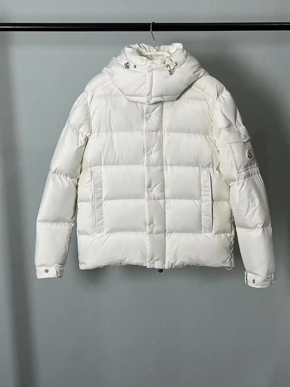 【完売必至】モンクレール まばゆいホワイトウンジャケット 楽天市場】【MONCLER/モンクレール/DERA GIUBBOTTO/デラ/フード