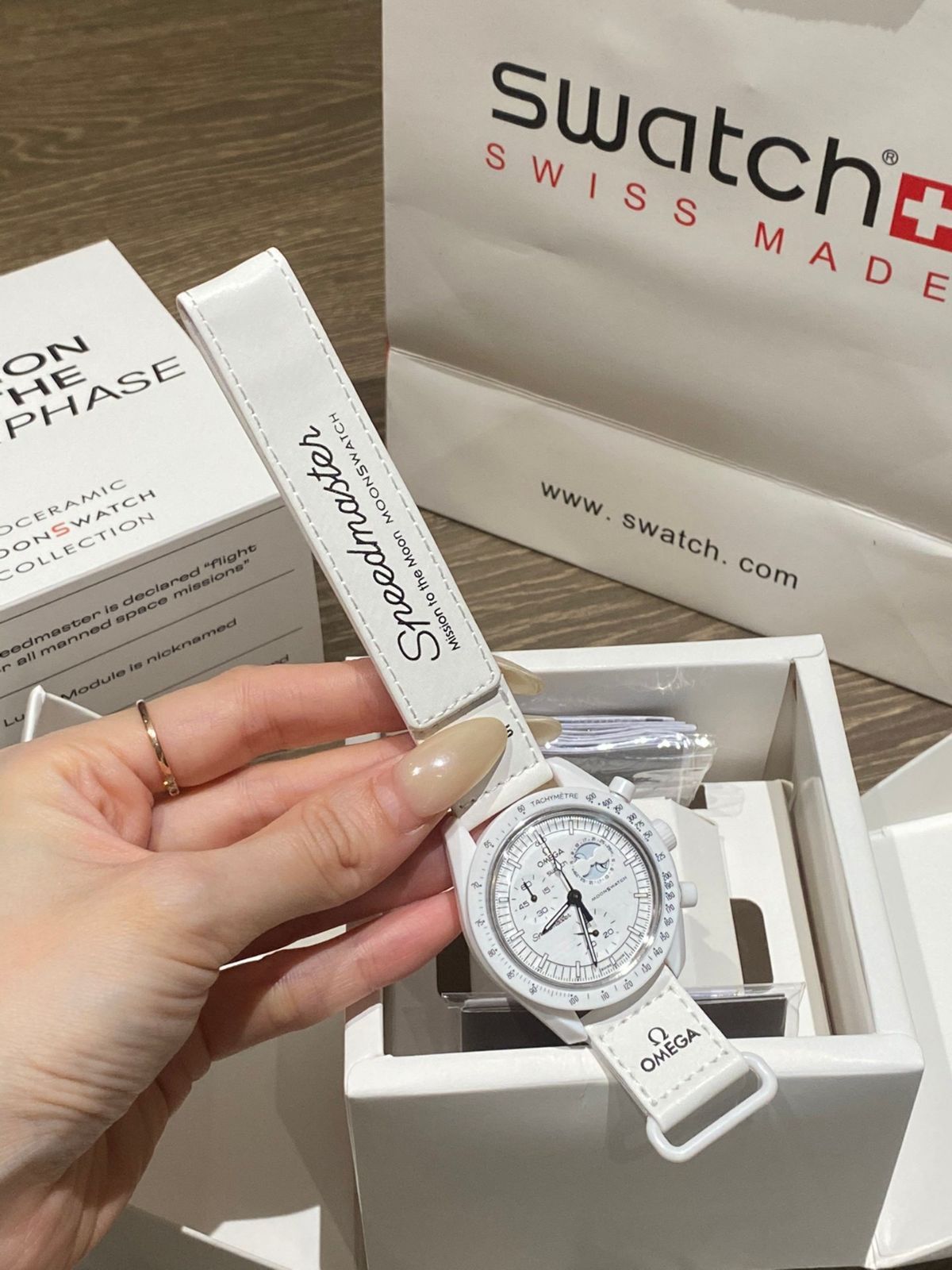 メルカリShops  1 / 4 Snoopy x OMEGA x Swatch MoonSwatch White スヌーピー オメガ時計