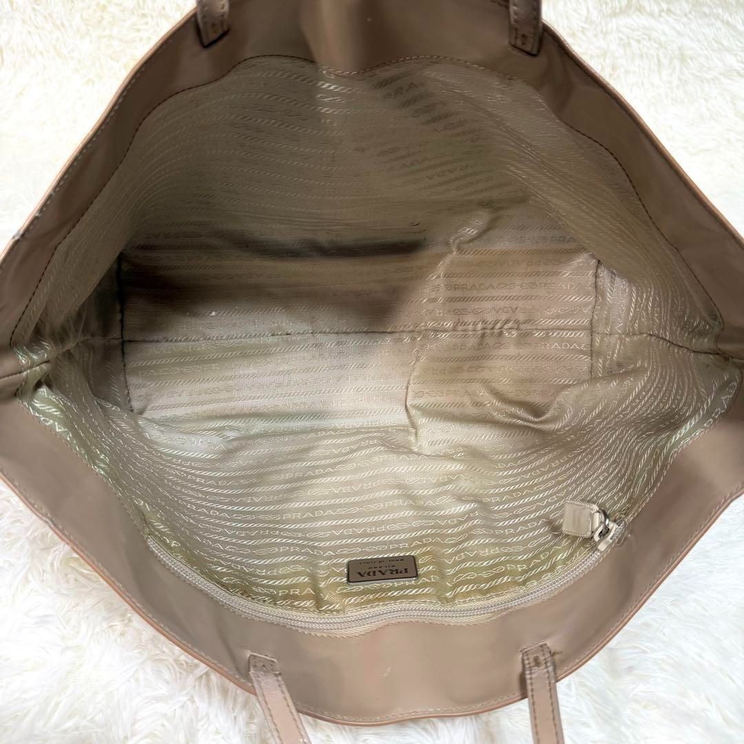 PRADA プラダ パテントレザー トートバッグ ハンドバッグ ロゴ型押し 黒 PRADA プラダ ロゴ型押しエナメルレザーハンドバッグ パテント