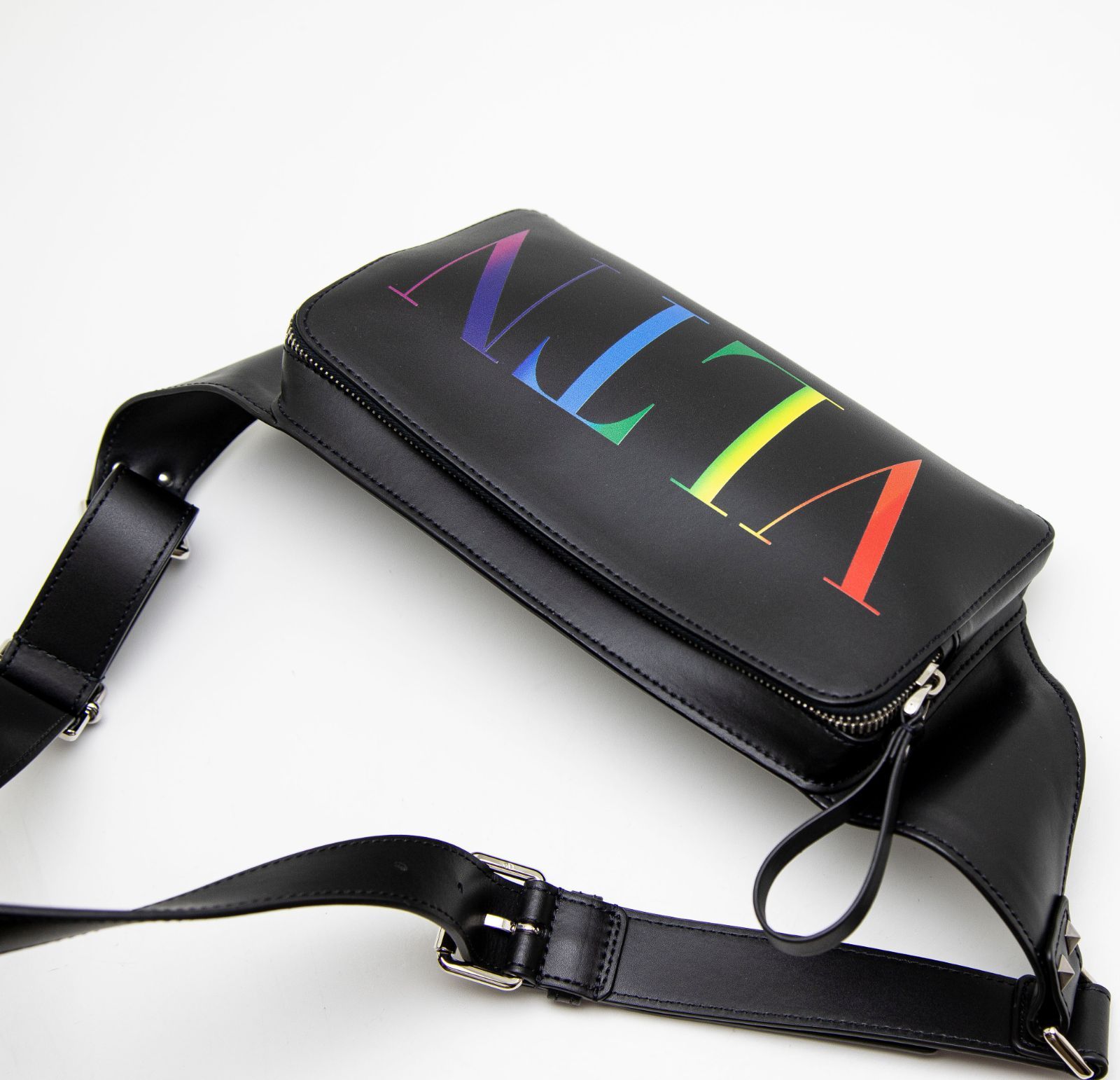 美品】VALENTINO GARAVANI VLTN ボディバッグ ブラック レザー ロゴ 