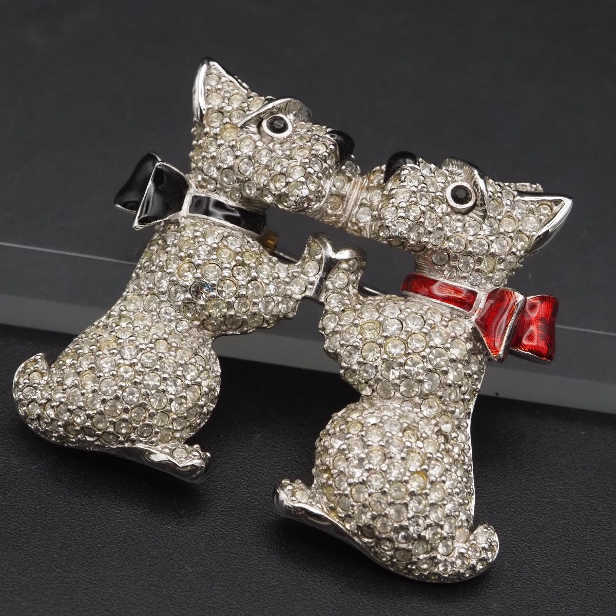 ‼️choco‼️スワロフスキー SWAROVSKI パグ　犬　置物　置き物 choco‼️スワロフスキー SWAROVSKI パグ 犬 置物 置き物 SWAROVSKI
