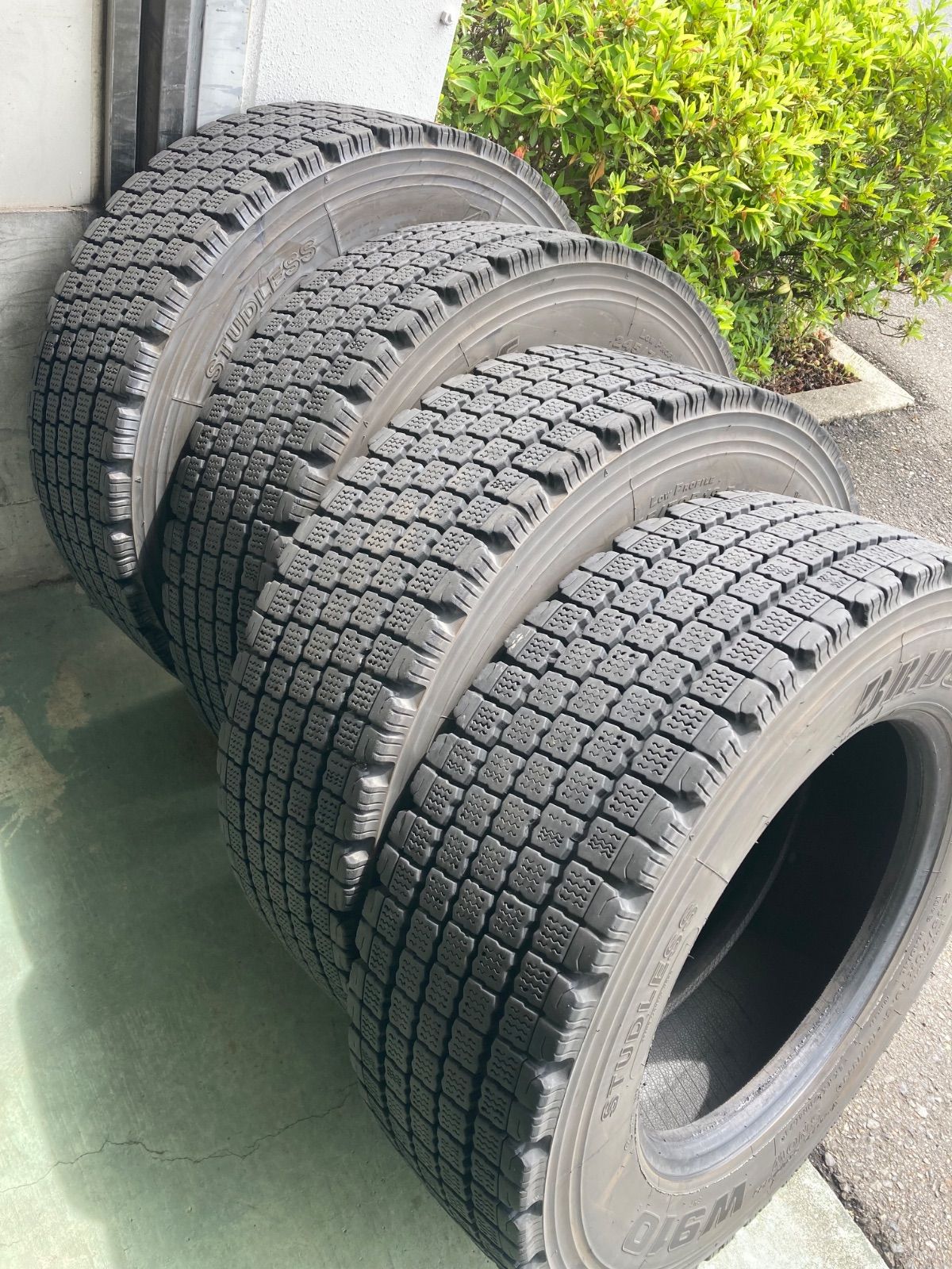 245|70R19.5 ブリヂストン スタッドレスタイヤ ４本セット
