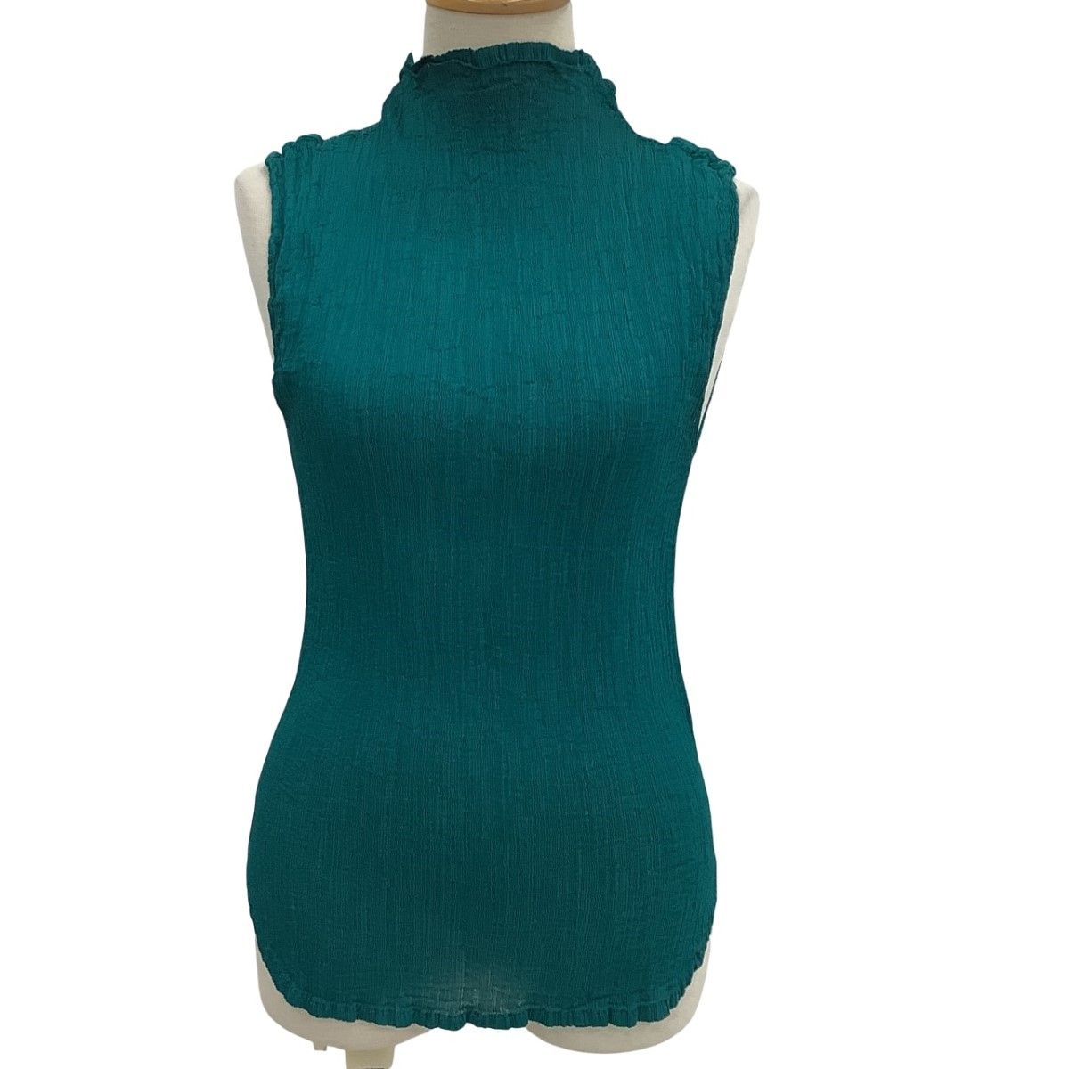 ISSEY MIYAKE me イッセイミヤケミー ノースリーブカットソー MI93FR227 グリーン