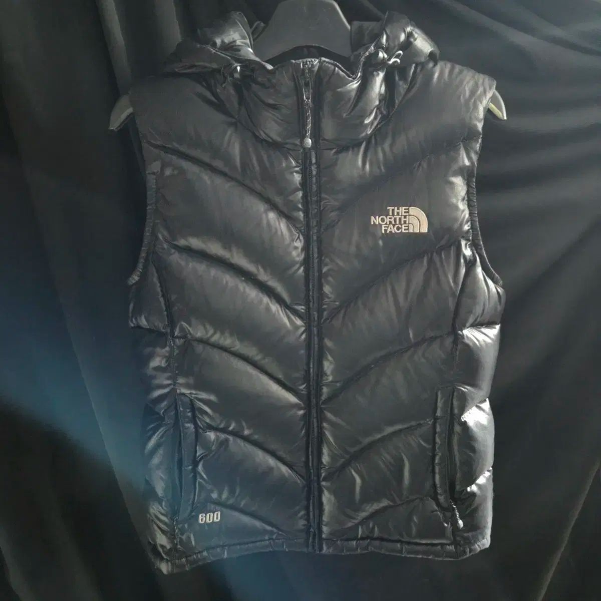 関澤武作 鉄釉唐草文様壺