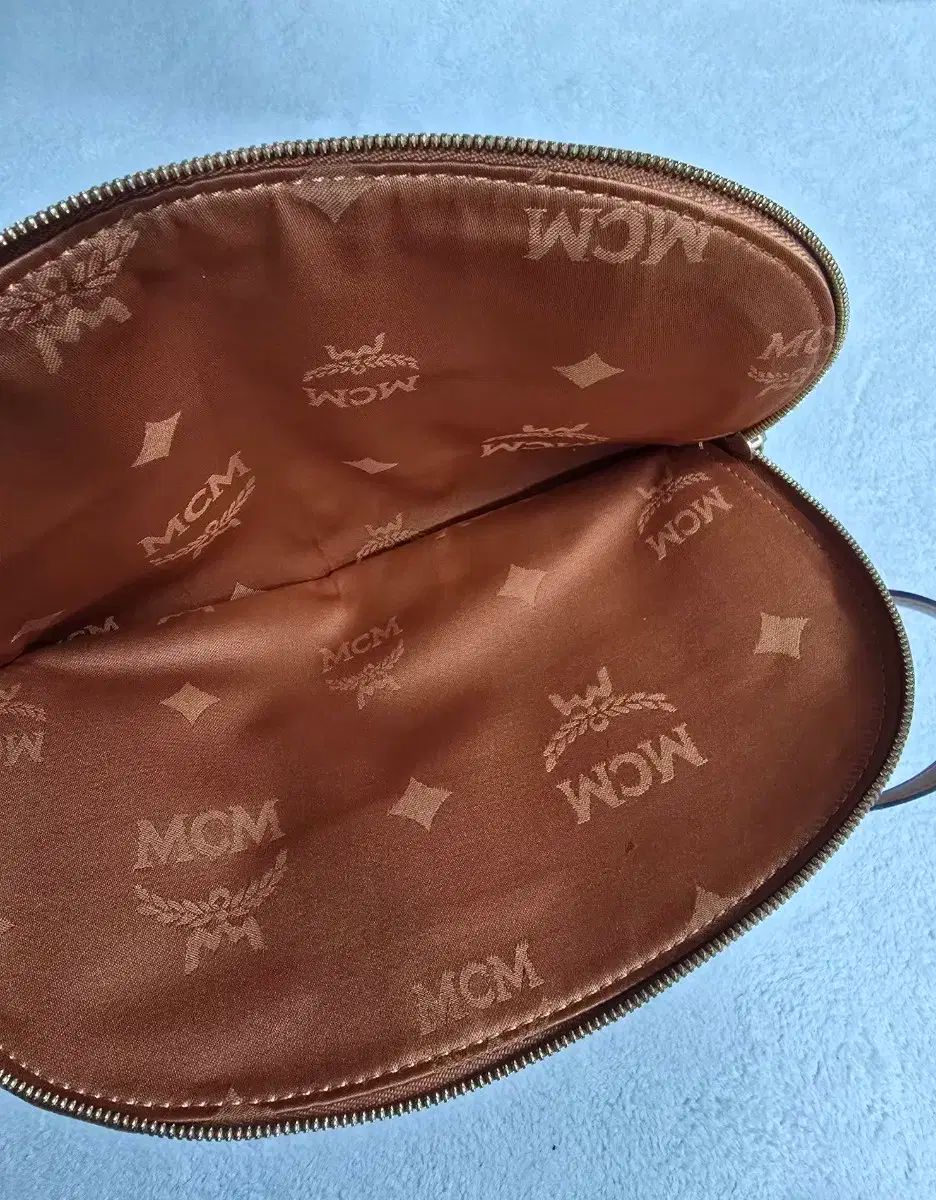 MCM ヴィセトス フラップ レザー クロスボディバッグ ブラック