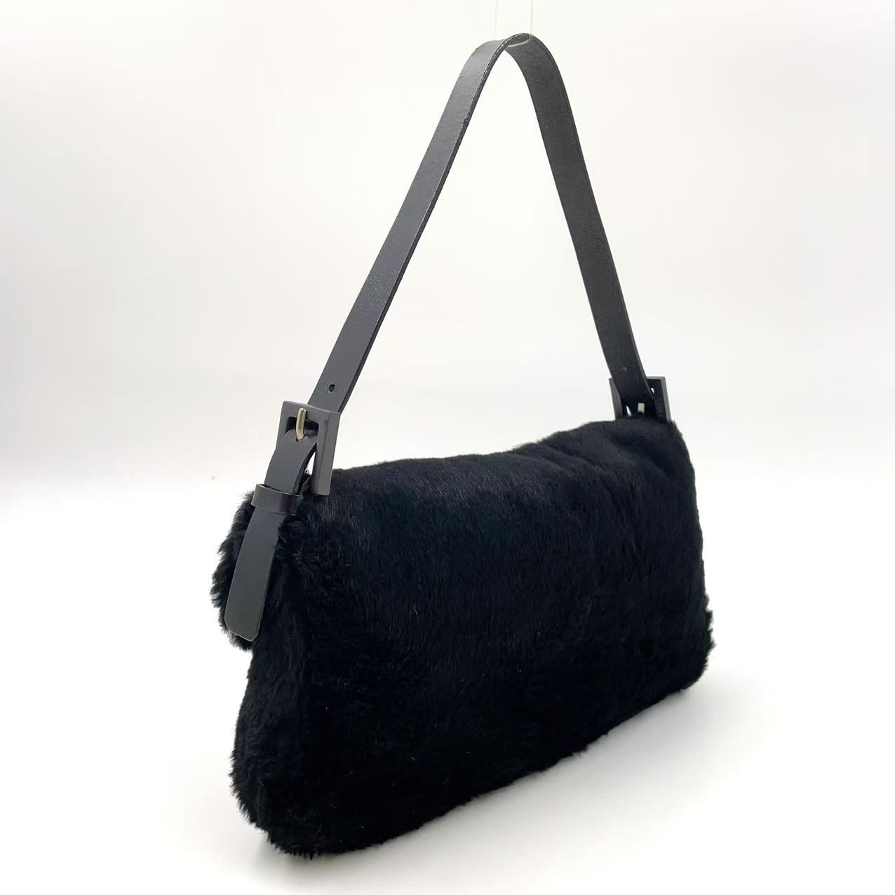 FENDI マンマバケット ラビットファー ハンドバッグ ブラック FENDI マンマバケット ラビットファー ハンドバッグ ブラック