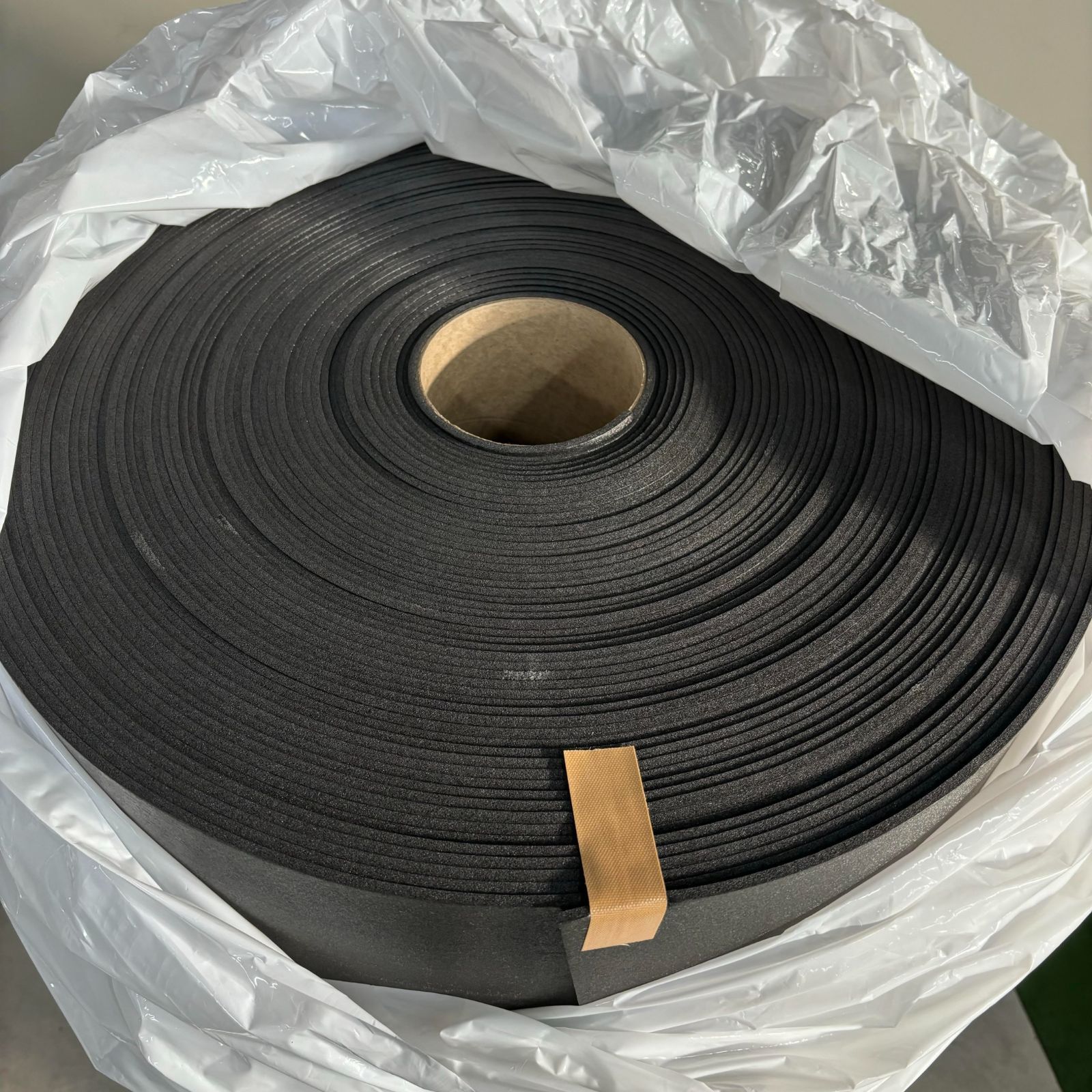 トーレペフ 片面粘着品 30倍発泡 厚み10mm×幅1000mm×長さ10m 黒 トーレペフ』 30倍発泡 厚み10mm×幅1000mm×長さ10m 黒 粘着有 東レペフ